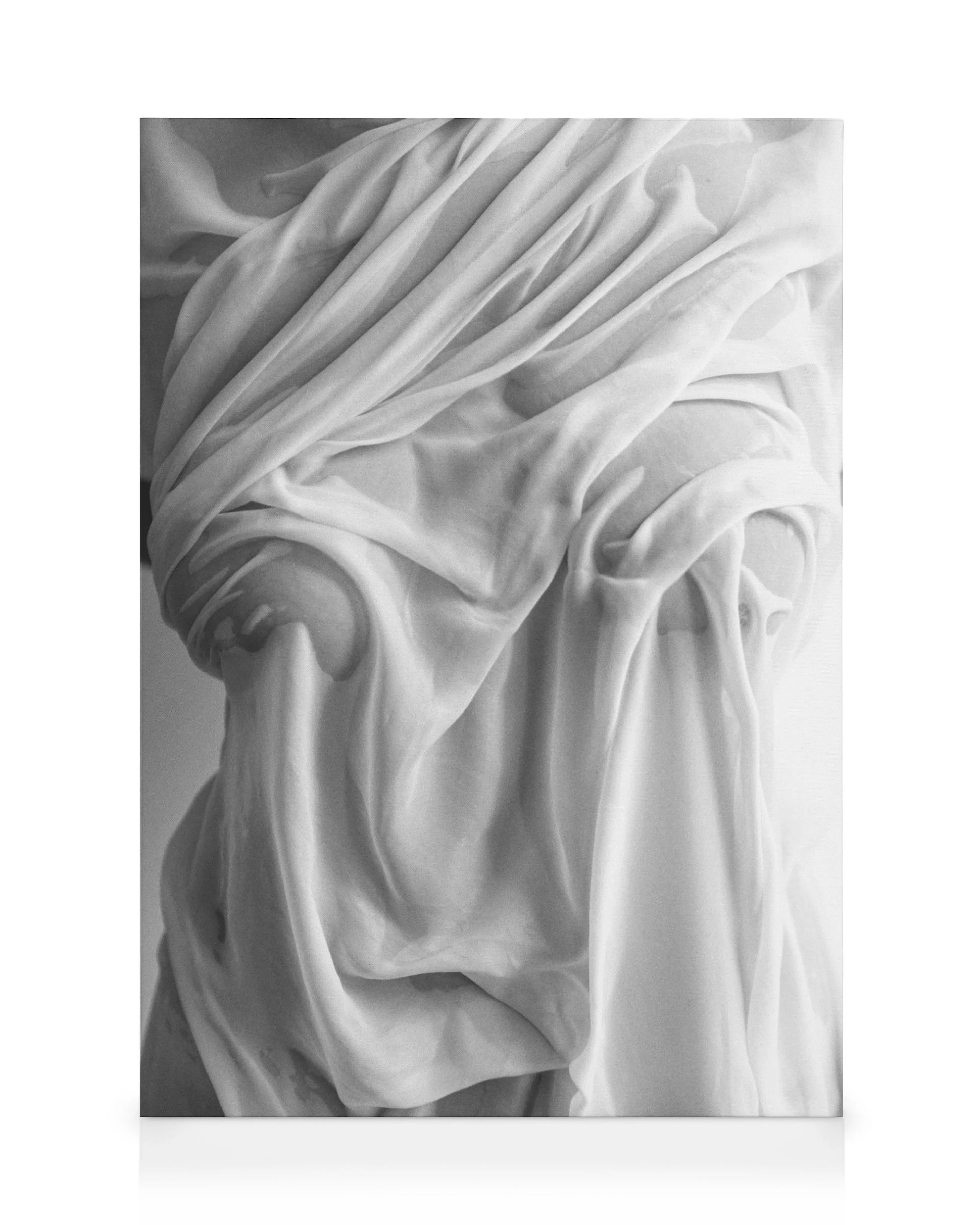 Zwart-wit canvas van een marmeren standbeeld, gedeeltelijk bedekt met golvende witte stof. Gedetailleerde marmertexturen.