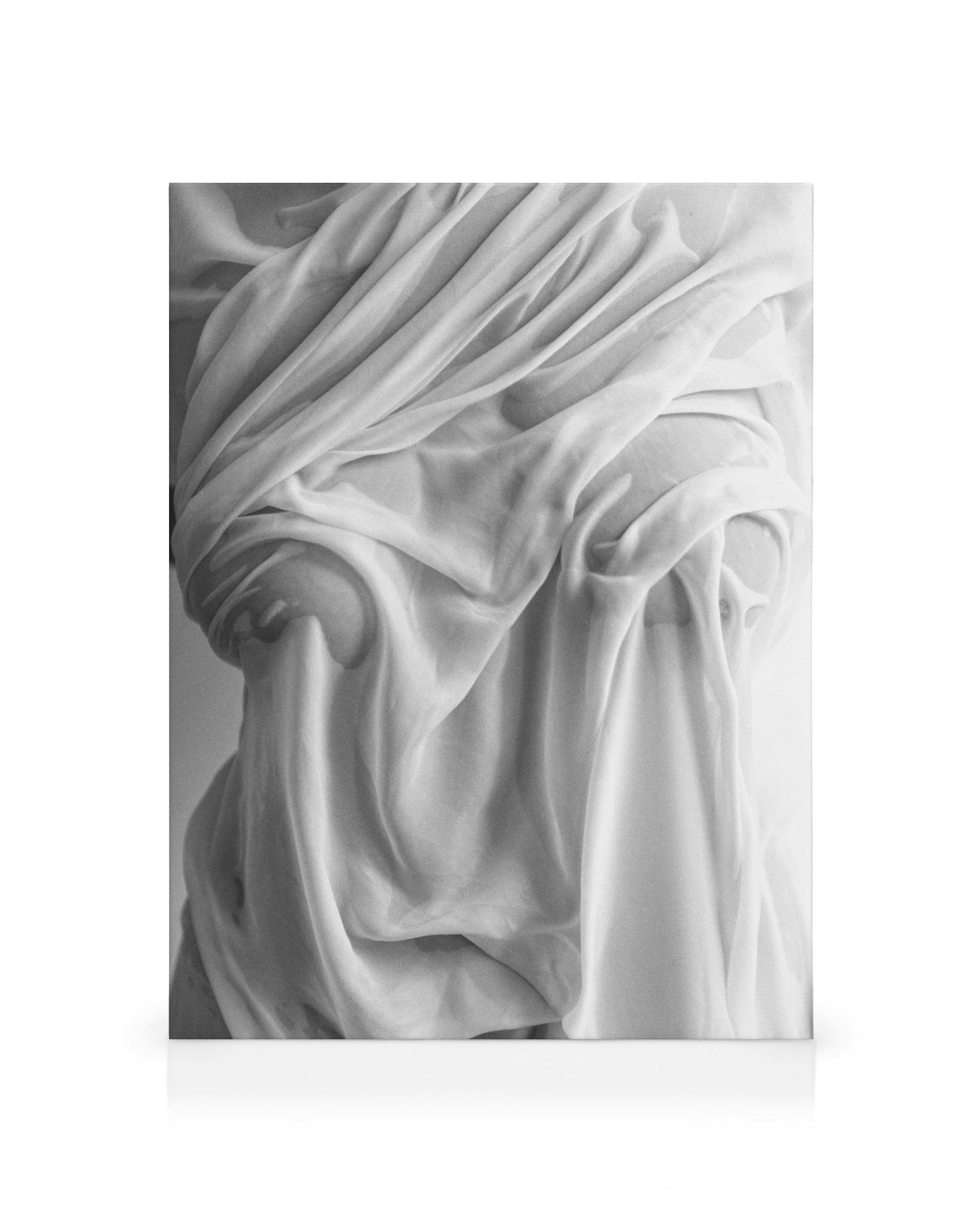 Svartvit canvas med intrikat marmorstaty täckt av flytande tyg, skuggor och ljus skapar visuellt djup.