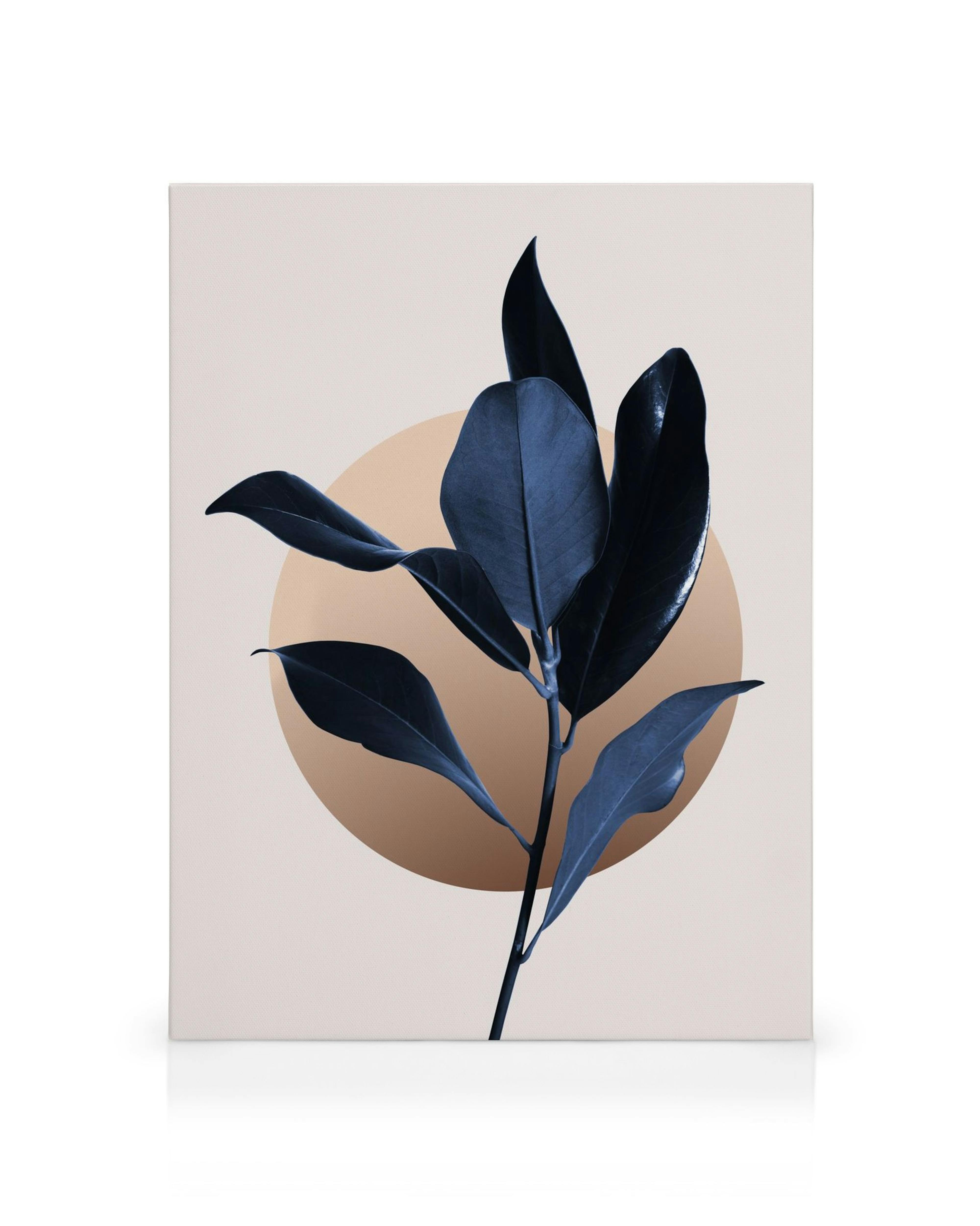 Sininen magnolia kanvaasi, jossa on yksityiskohtainen kuva magnoliapuun oksasta tummansinisillä lehdillä vaaleanruskeaa taustaa 