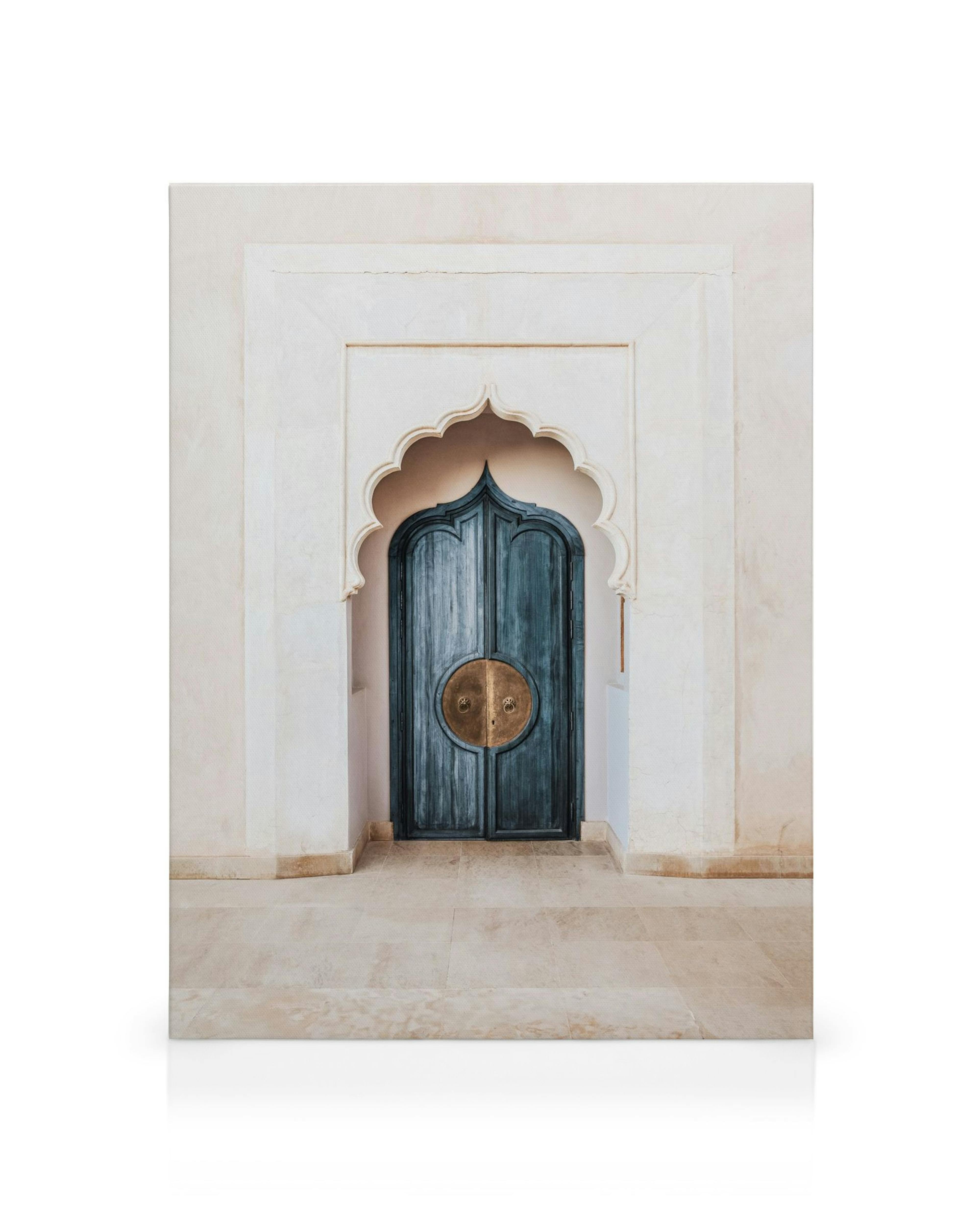 Marrakech sininen ovi, jossa koristeellinen valkoinen kaari ja messinginväriset yksityiskohdat, kanvaasitaulu.