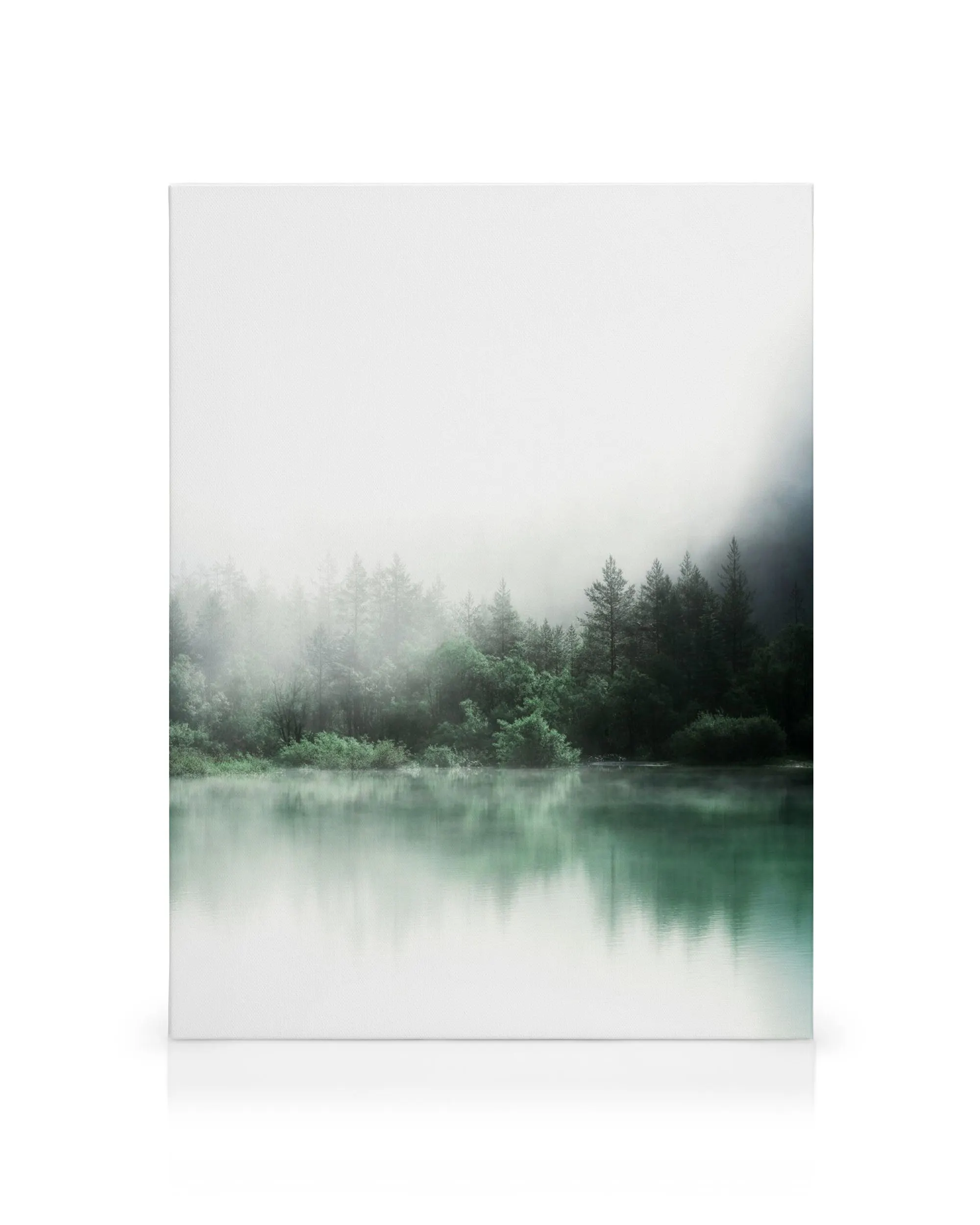 Tela Floresta Nevoada: paisagem serena com árvores verdes refletidas em lago calmo. Arte de parede tranquila.