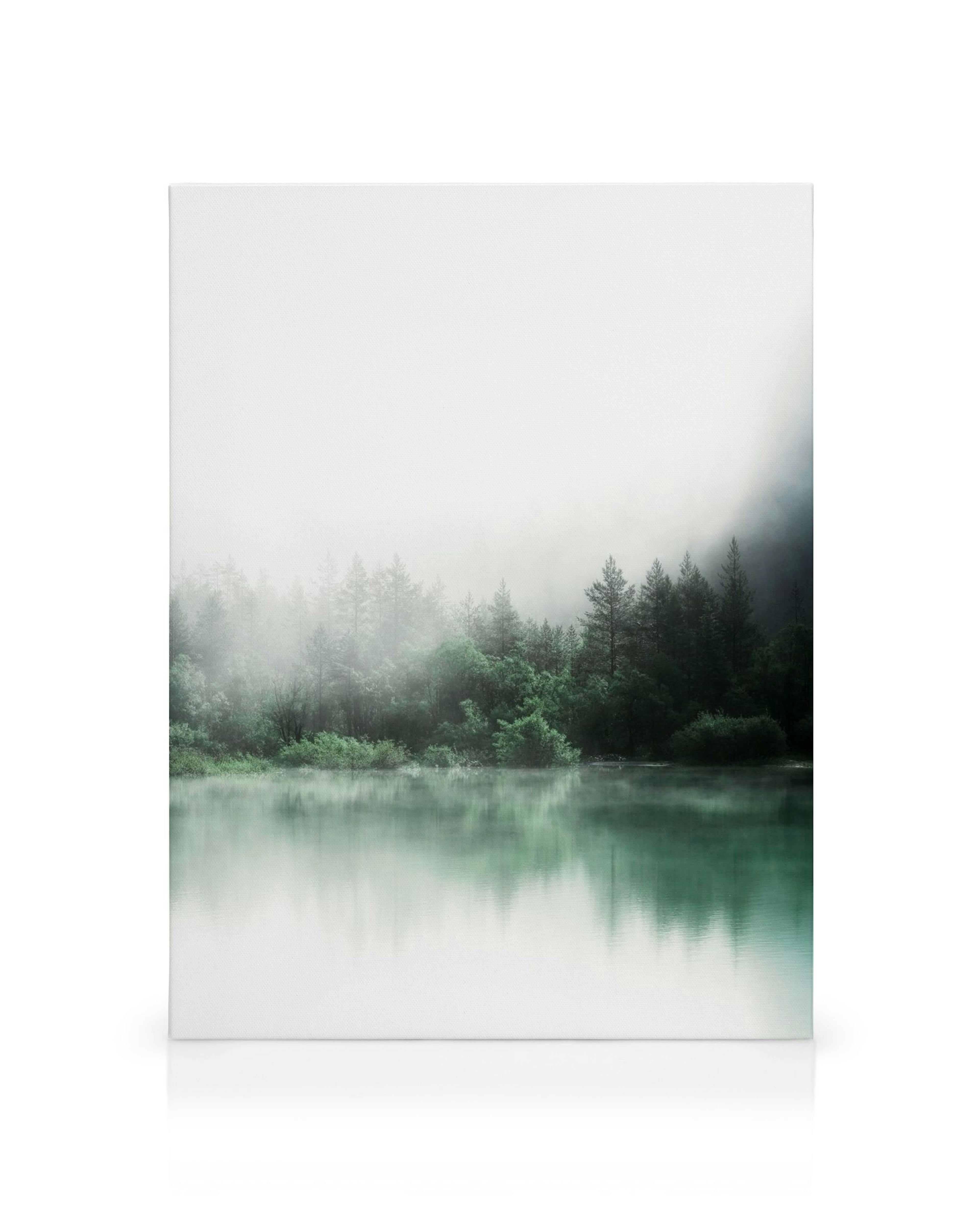 Misty groen boslandschap canvas met bomen weerspiegeld in een kalm meer, serene wanddecoratie.