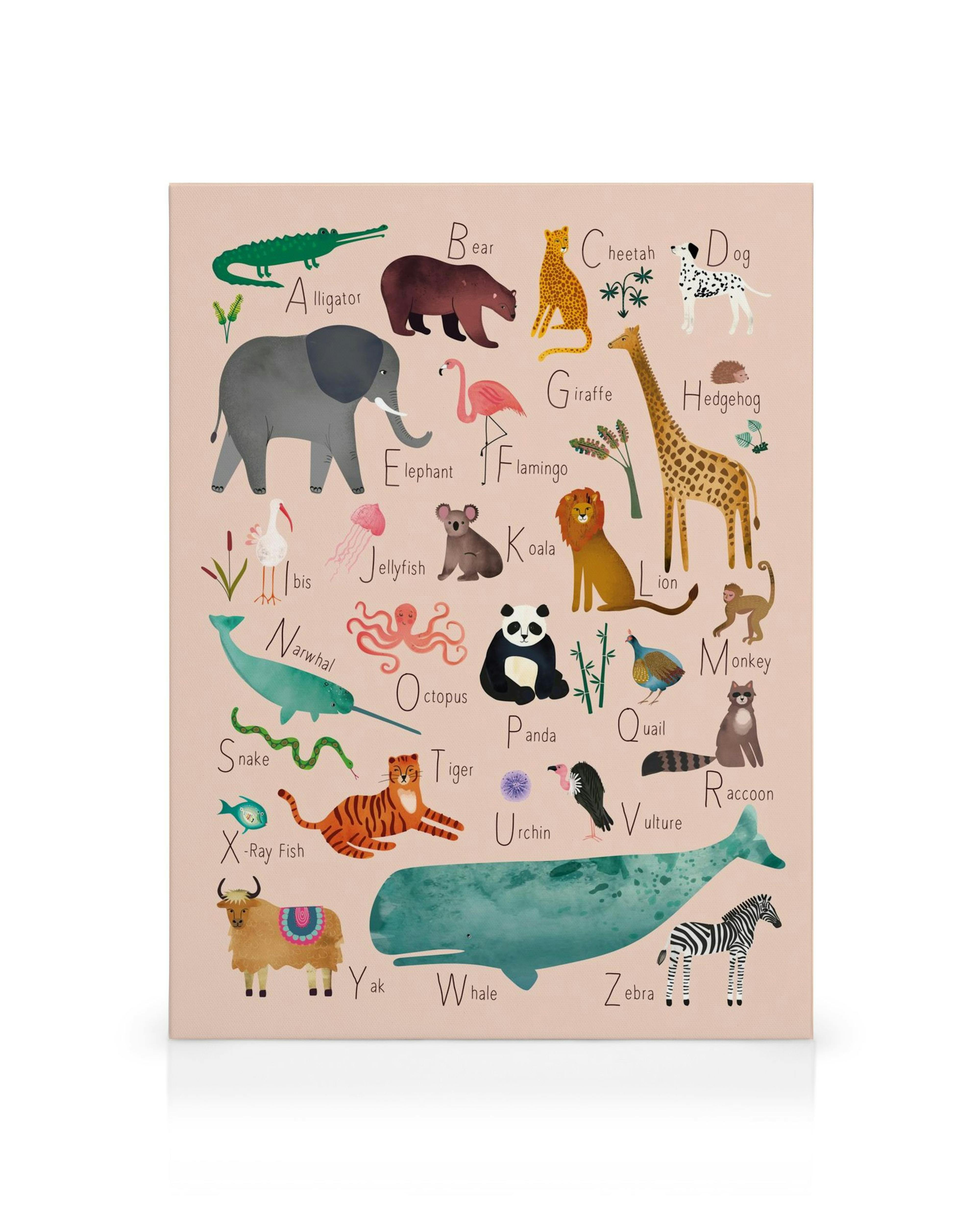 Toile alphabet animaux illustrés, de lalligator au zèbre, tonalités pastel sur fond rose. Parfait pour une chambre denfant.