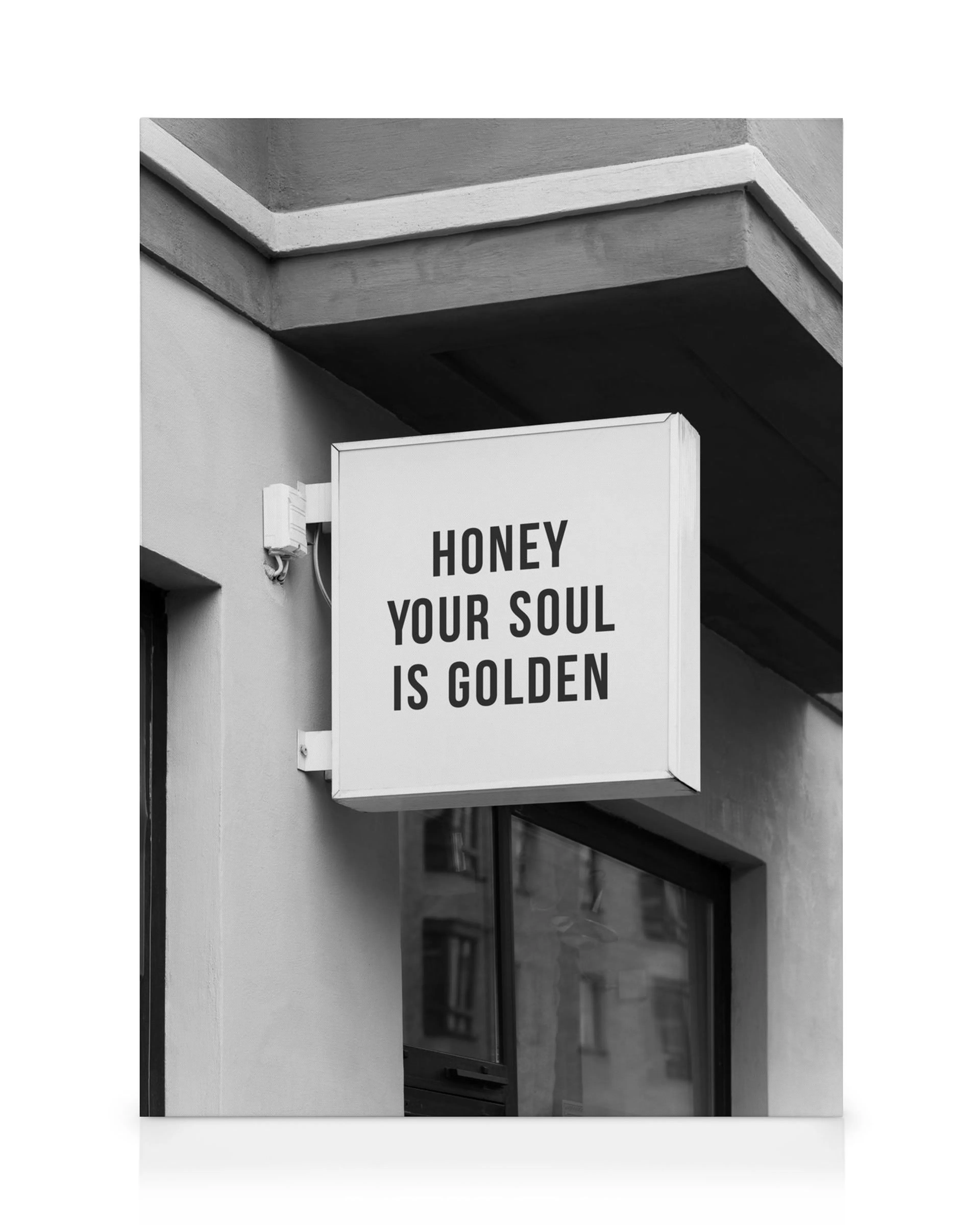 Sort/hvid lærredstryk af et skilt med teksten HONEY YOUR SOUL IS GOLDEN, inspirerende vægkunst.