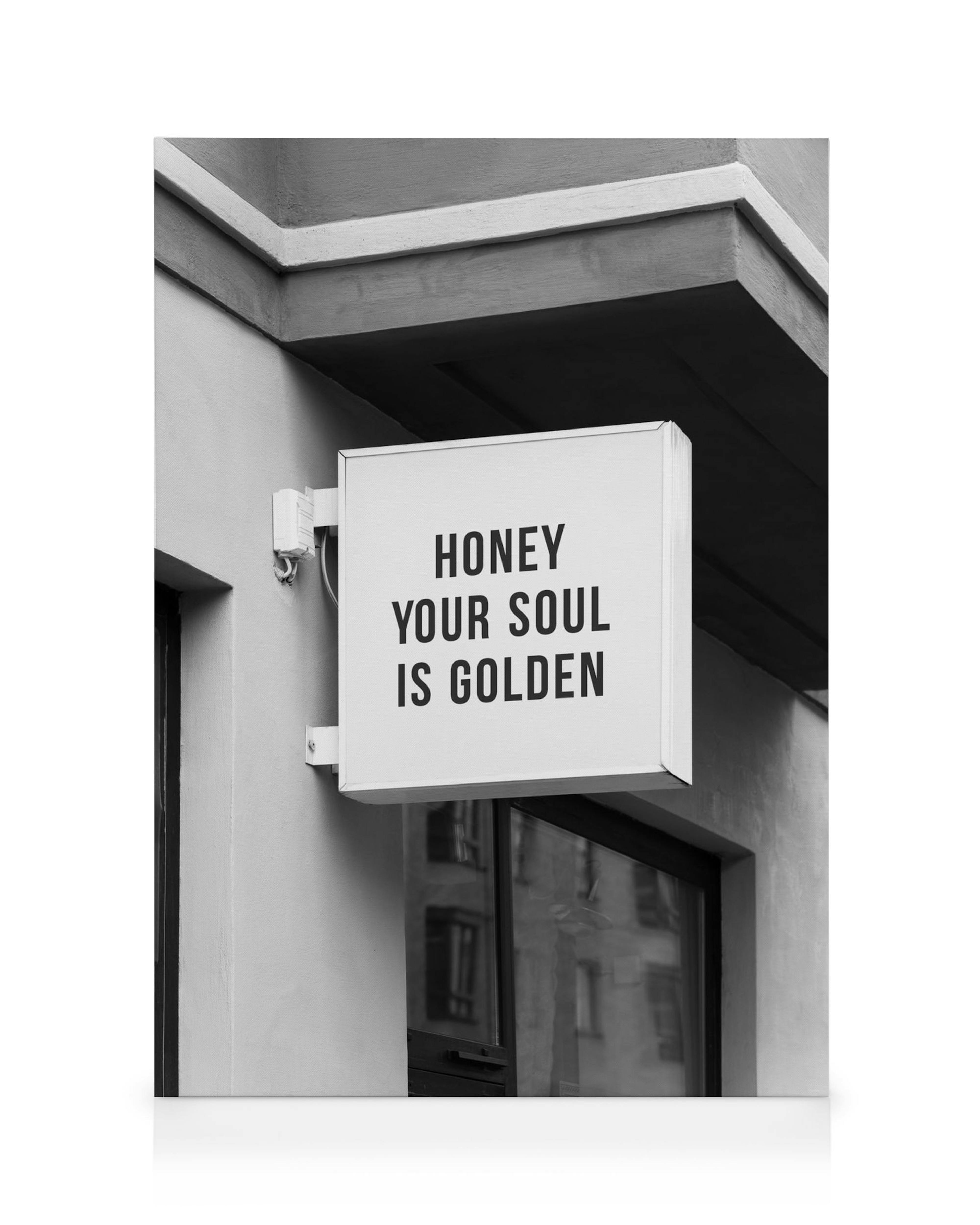 Čiernobiely obraz na plátne s nápisom Honey Your Soul Is Golden na tabuli