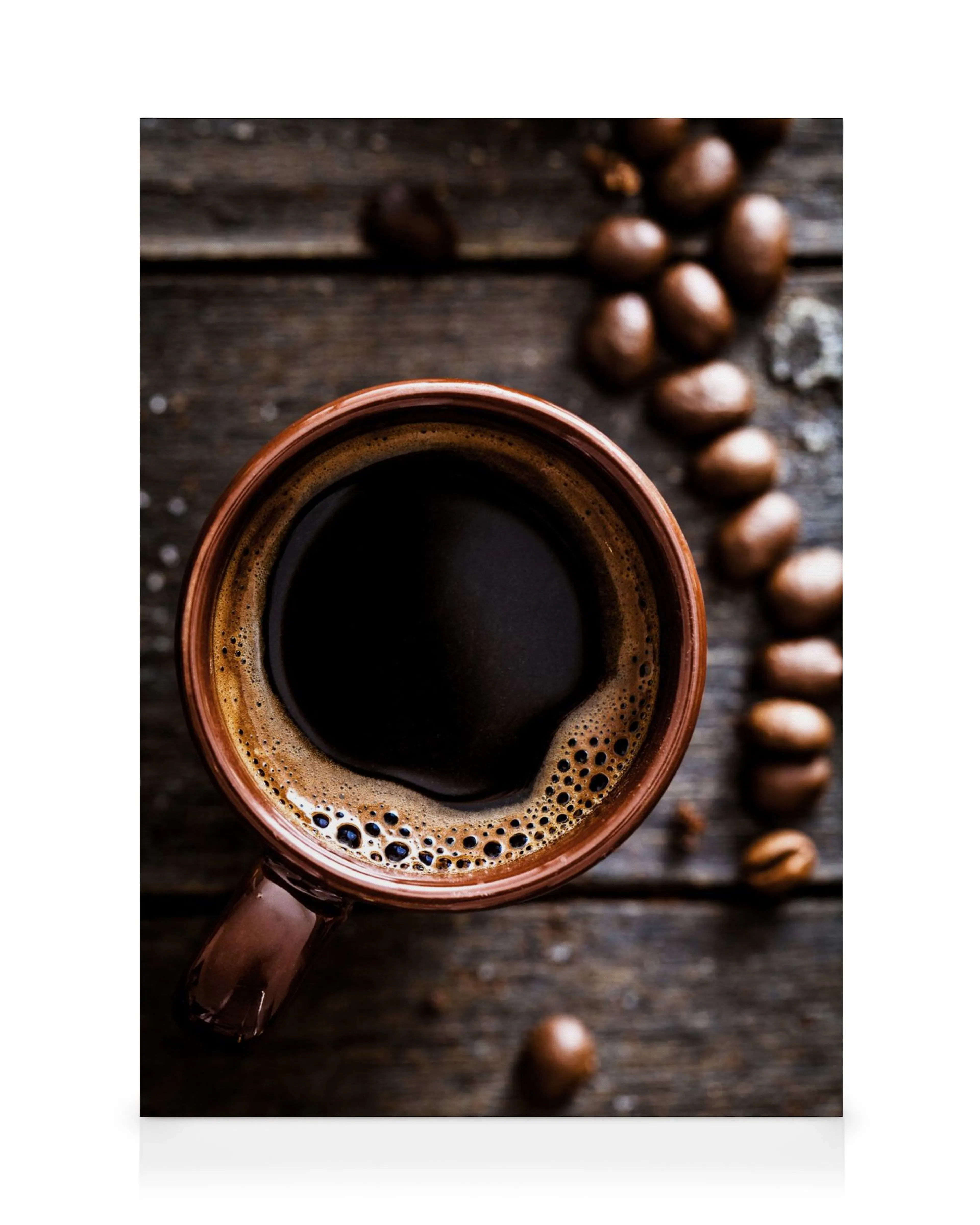 Ferskbrygget kaffe i brun kopp på treflate, med kaffebønner spredt rundt. Perfekt for kaffeelskere.