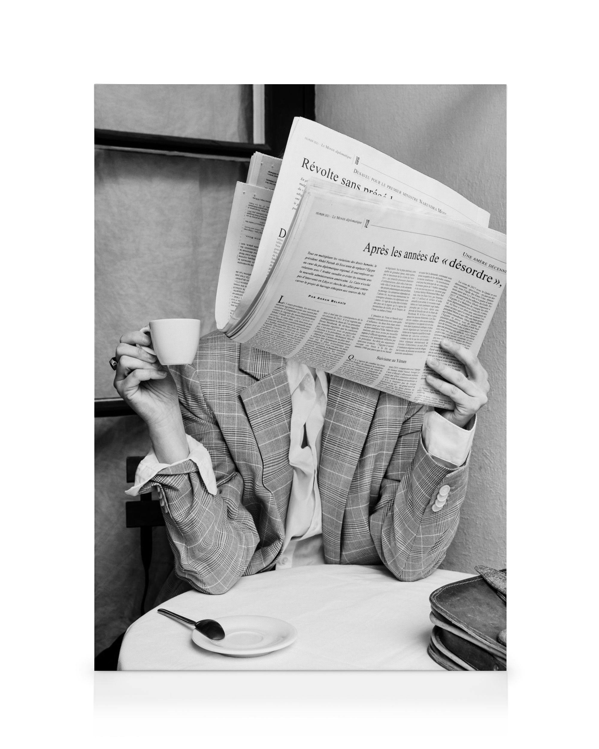 Černobílý obraz muže čtoucího noviny s šálkem kávy, sedícího u stolu, stylový obraz na plátně