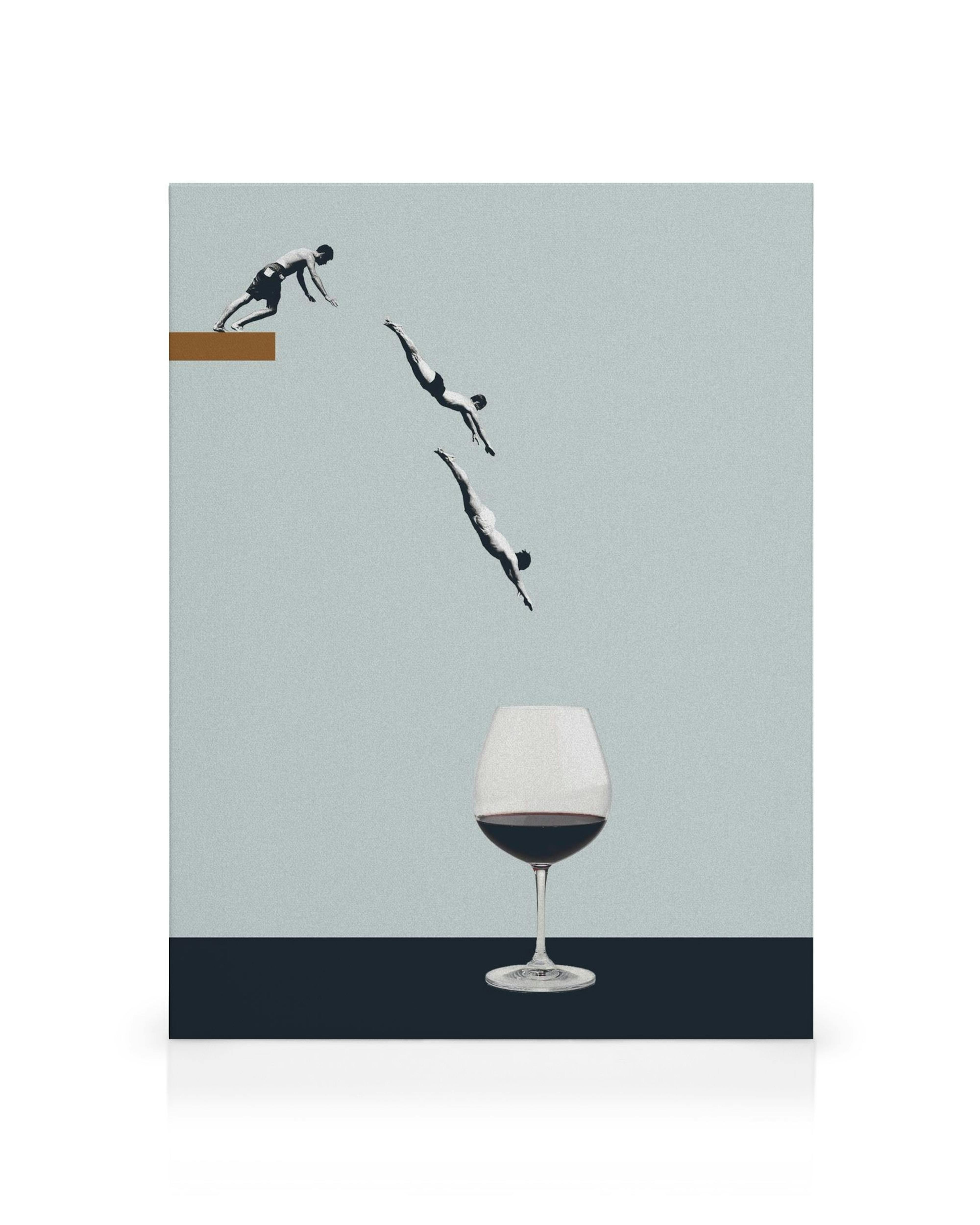 Stampa su tela surreale con uomini in bianco e nero che si tuffano in un bicchiere di vino rosso, sfondo grigio.