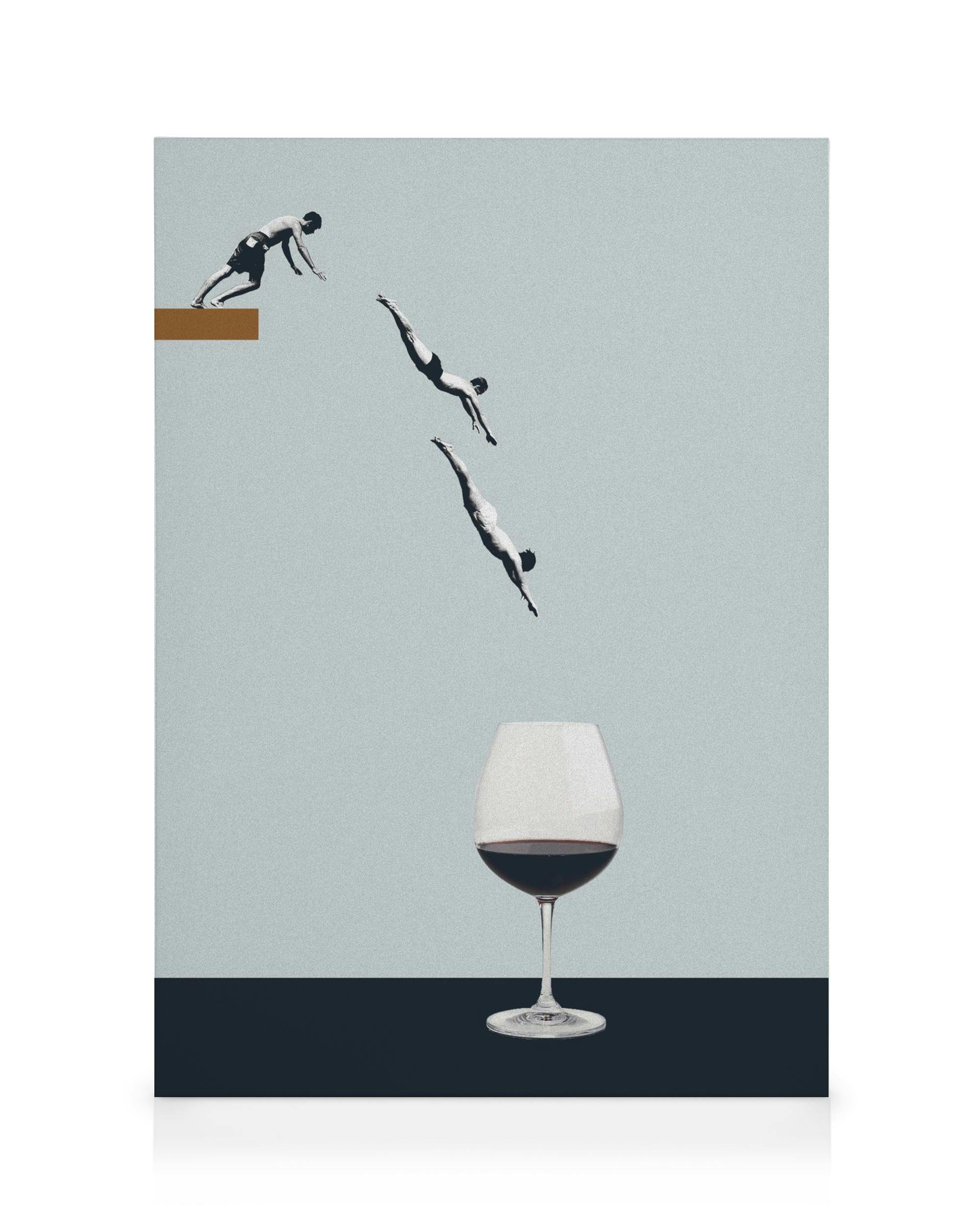 Surrealistisch canvas: duikers springen in een glas rode vloeistof vanaf een bruine plank, grijze achtergrond.