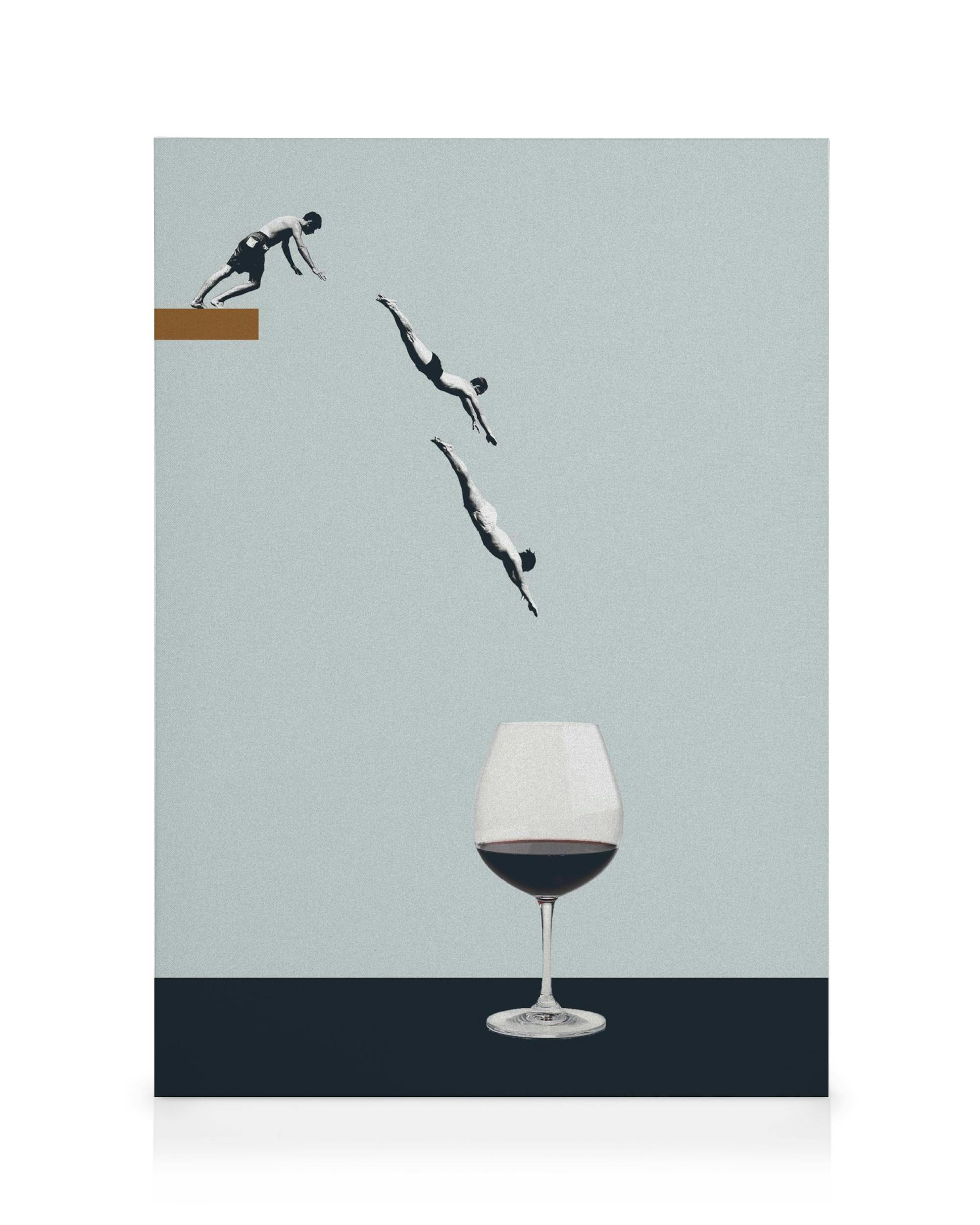 Surrealistisch canvas: duikers springen in een glas rode vloeistof vanaf een bruine plank, grijze achtergrond.
