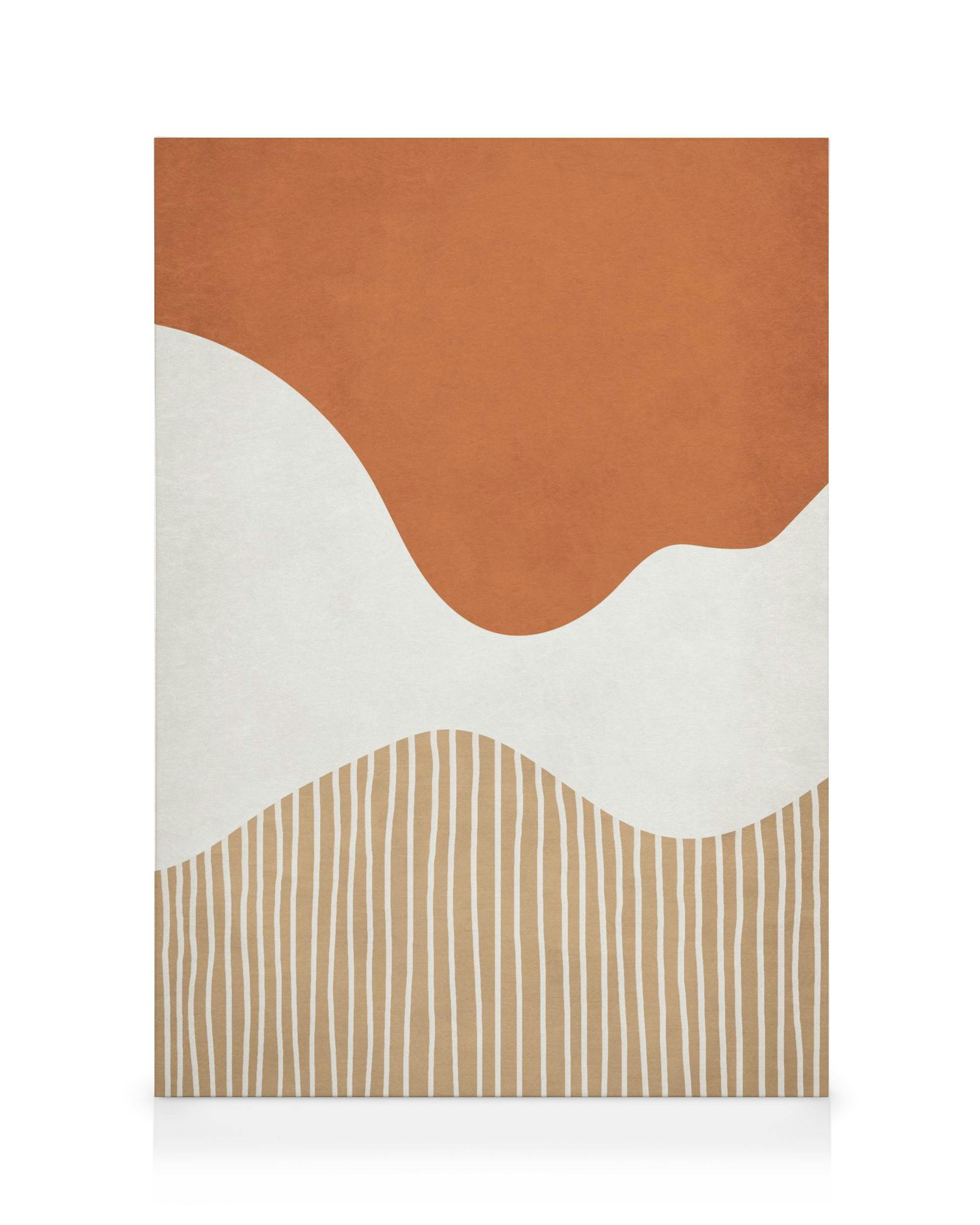 Abstrakt lærred med terra cotta top, hvid midte og beige bund med hvide vertikale linjer og bølger.
