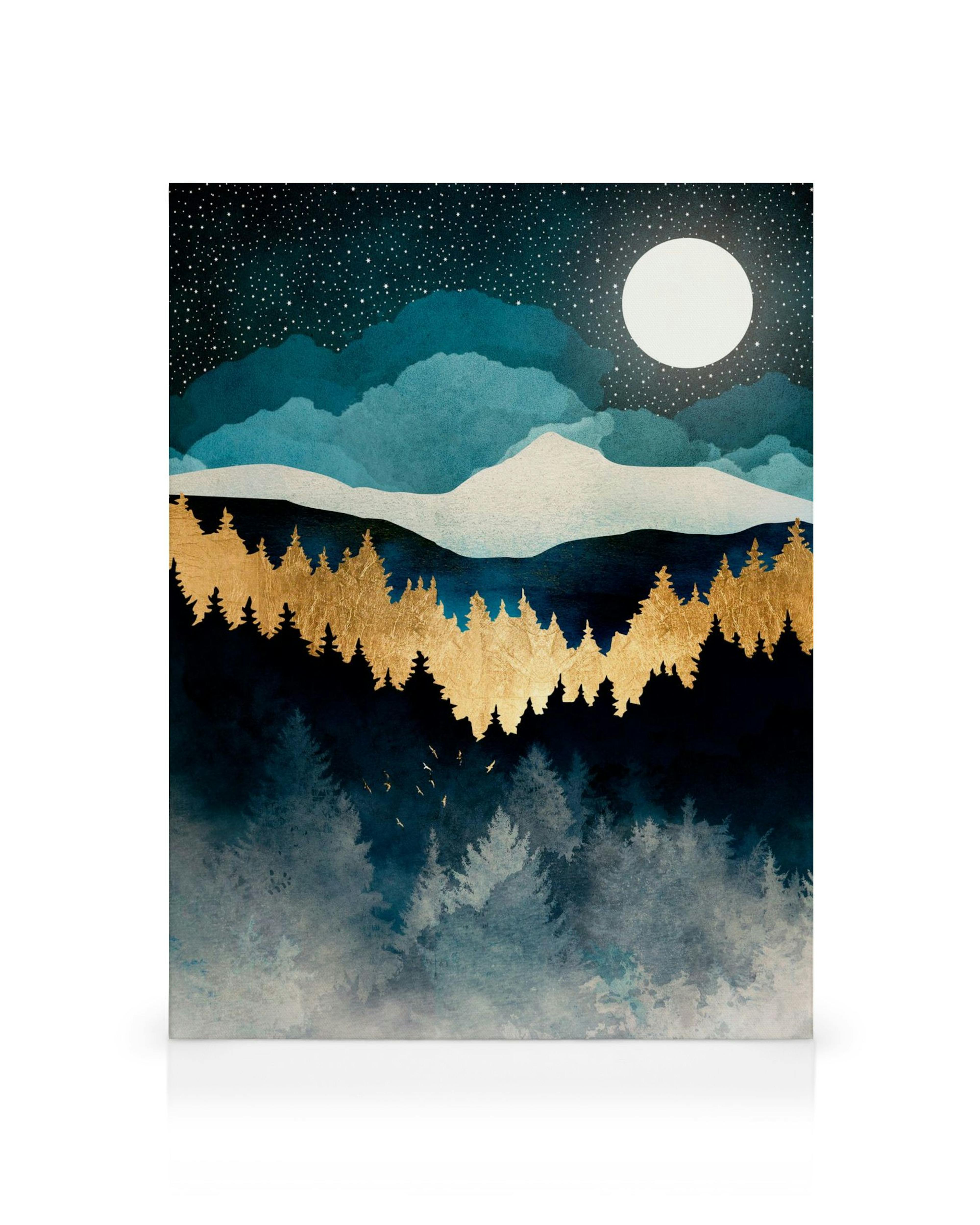 Abstrakt lærred med et stjerneklart, mørkeblåt landskab, guldtræer og en stor hvid måne.