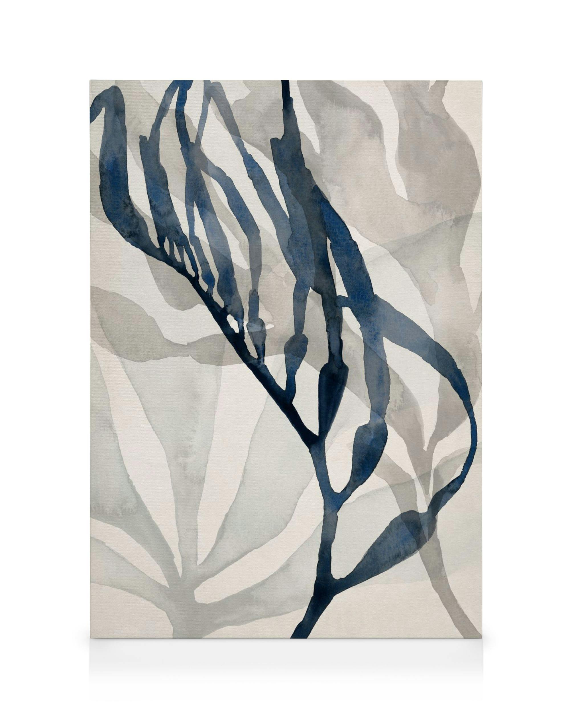 Akvarel af mørkeblå, bølget tang mod en baggrund af lysegrå havplanter på lærred, havtema.