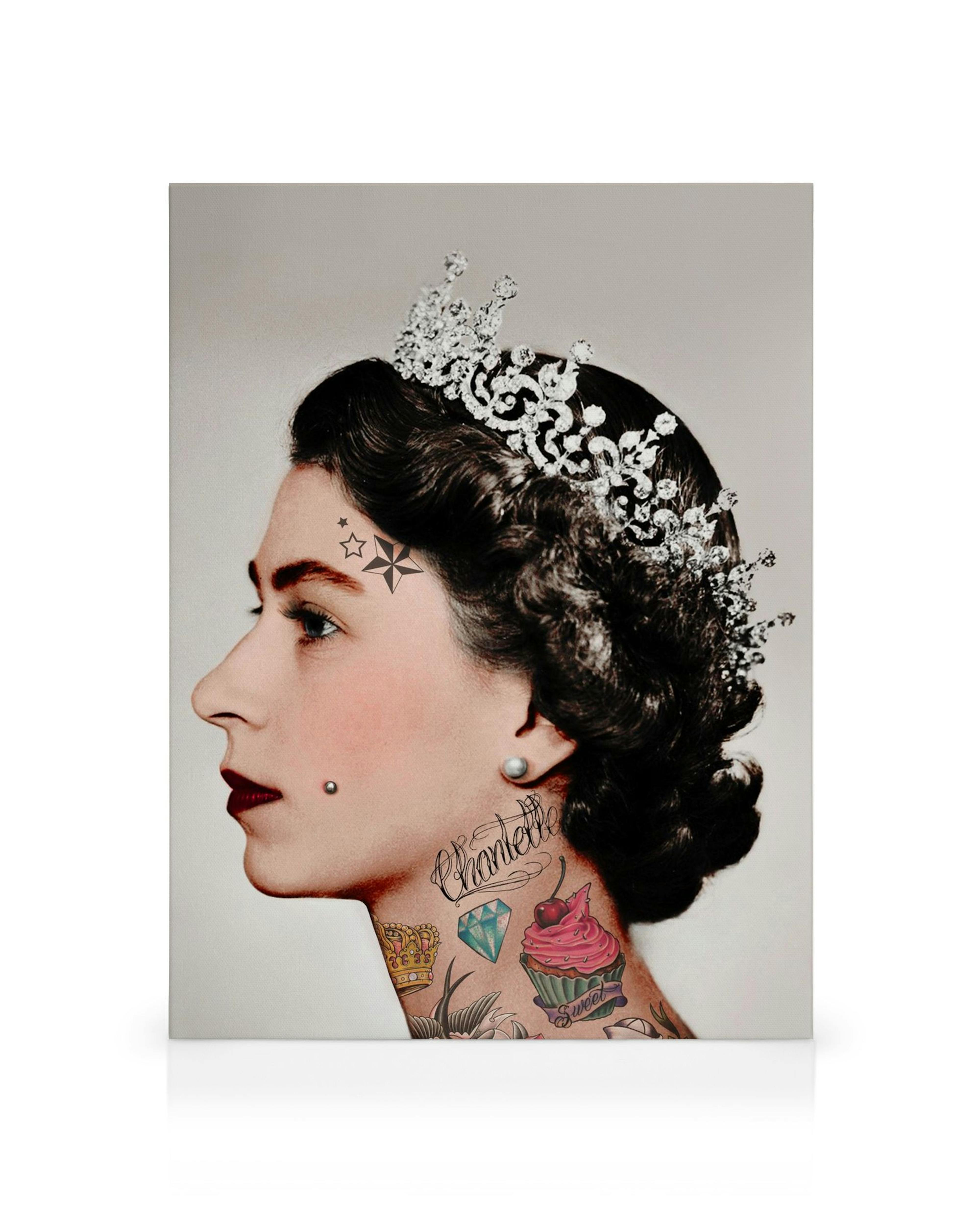 Perfil lateral de mujer con tiara, pendiente de perla y tatuajes como estrellas, cupcake, corona y golondrinas. Arte de pared.