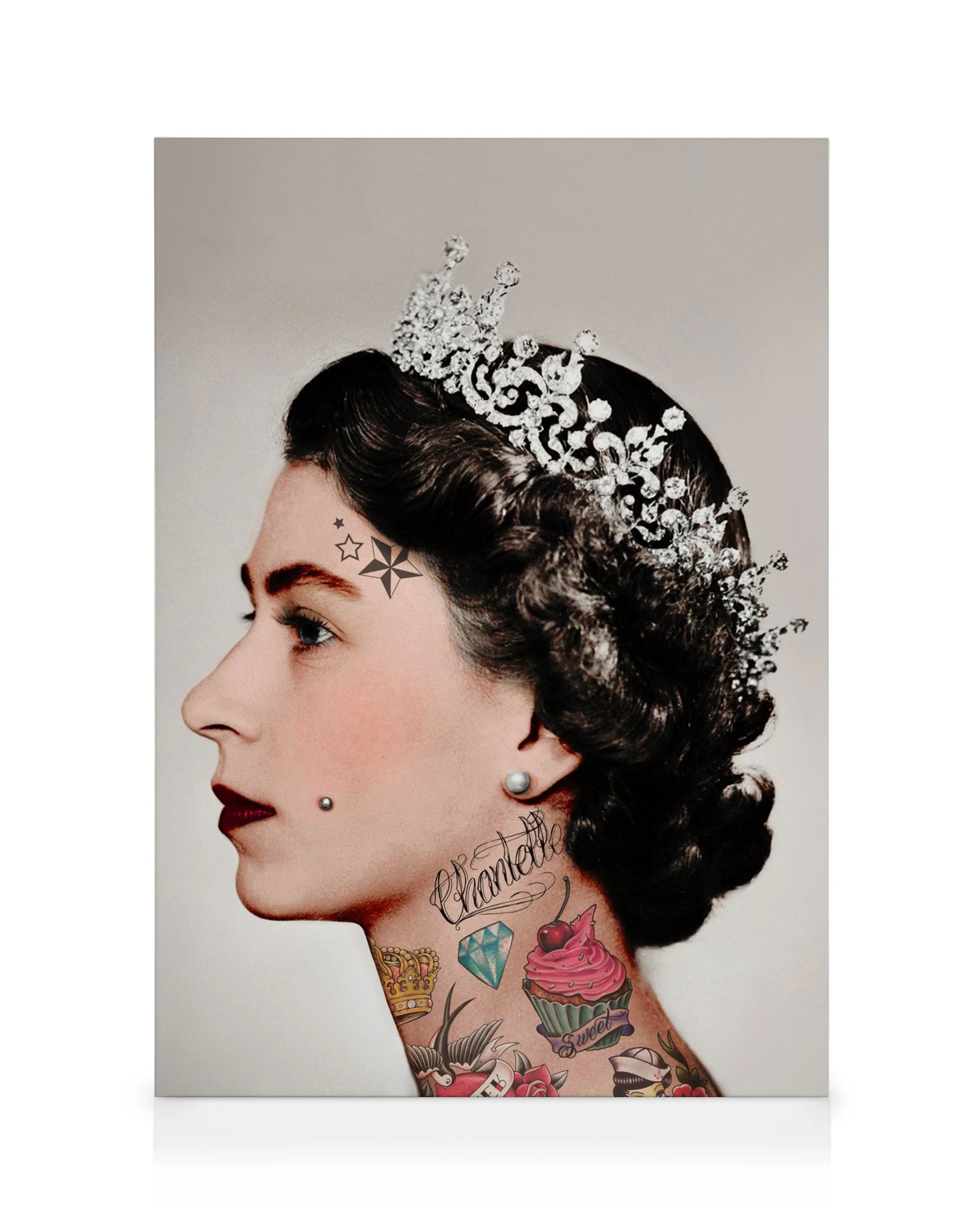 Kanvaasitaulu Punk Royale, jossa kruunupäinen kuningatar on tatuoitu ja lävistetty. Moderni pop-taide. Käsintehty taidekanvaasi.