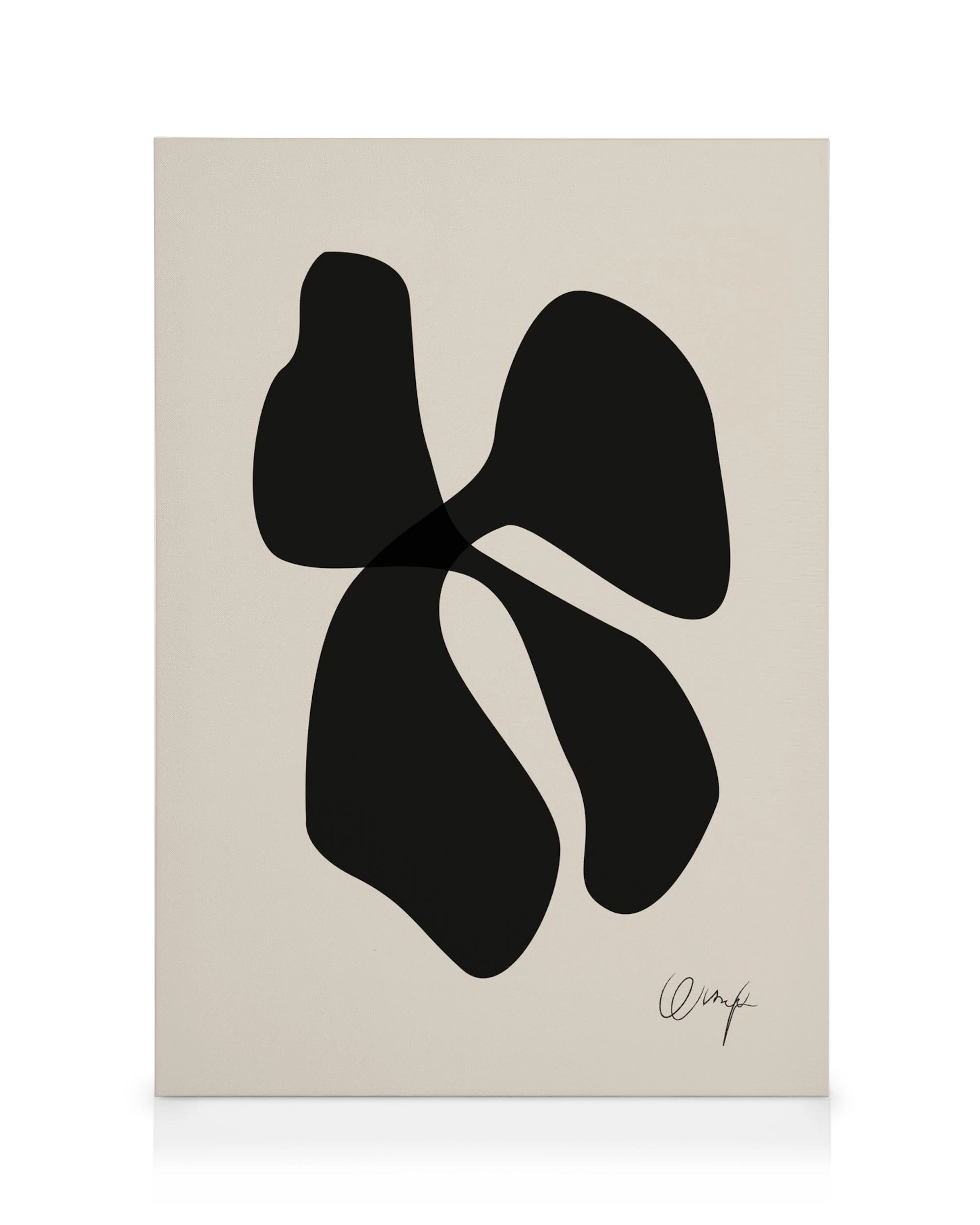 Abstracte canvas met zwarte, vloeiende vormen op een beige achtergrond, met een subtiel signatuur.