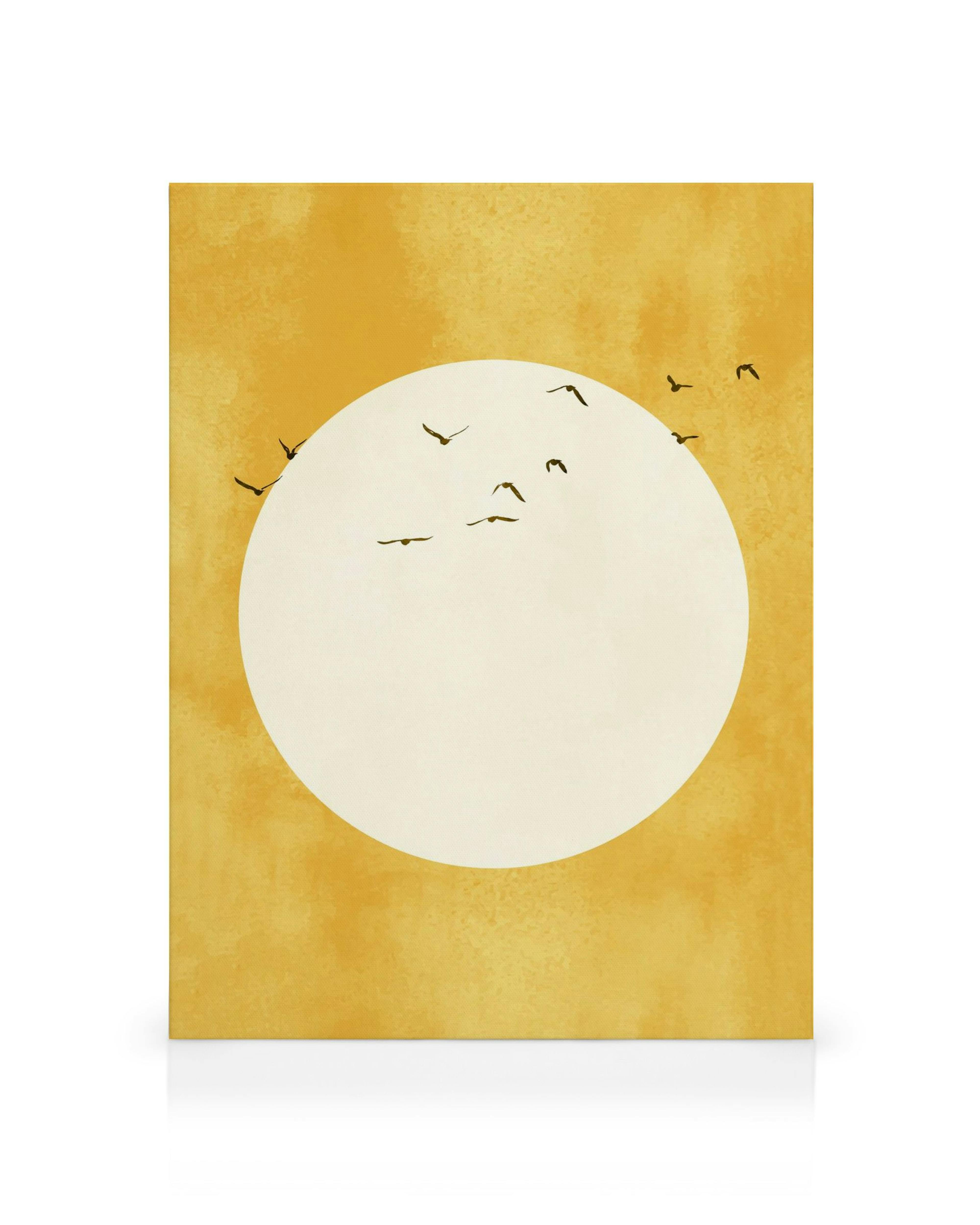 Kultainen kangas, jossa on suuri valkoinen ympyrä ja lintuparvi lentämässä sen yli. Kuva edustaa auringonlaskua.