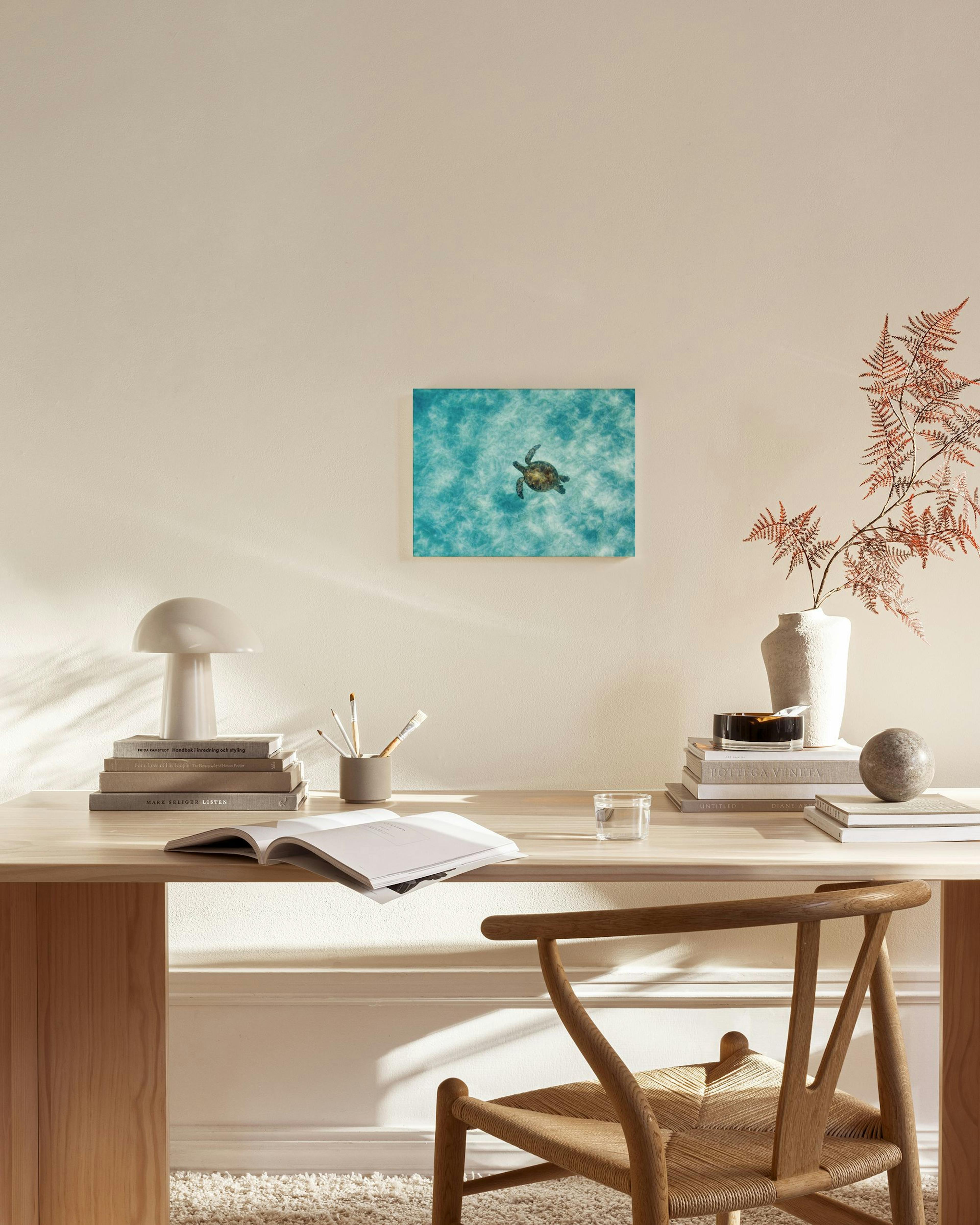 Kanvaasi merikilpikonnan sukelluksesta turkoosissa vedessä modernissa olohuoneessa.