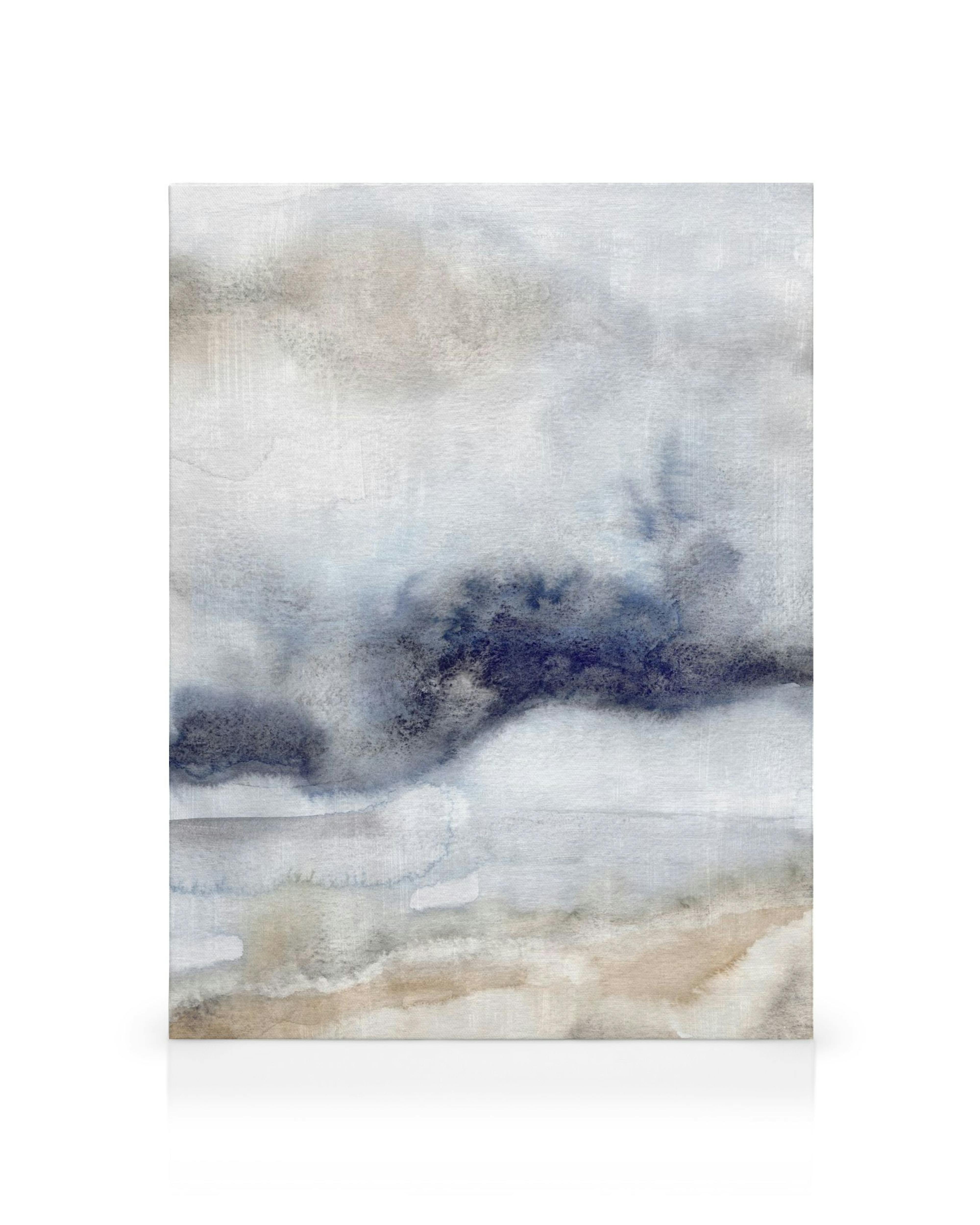 Toile abstraite à laquarelle avec un motif nuageux en gris, beige et bleu foncé.