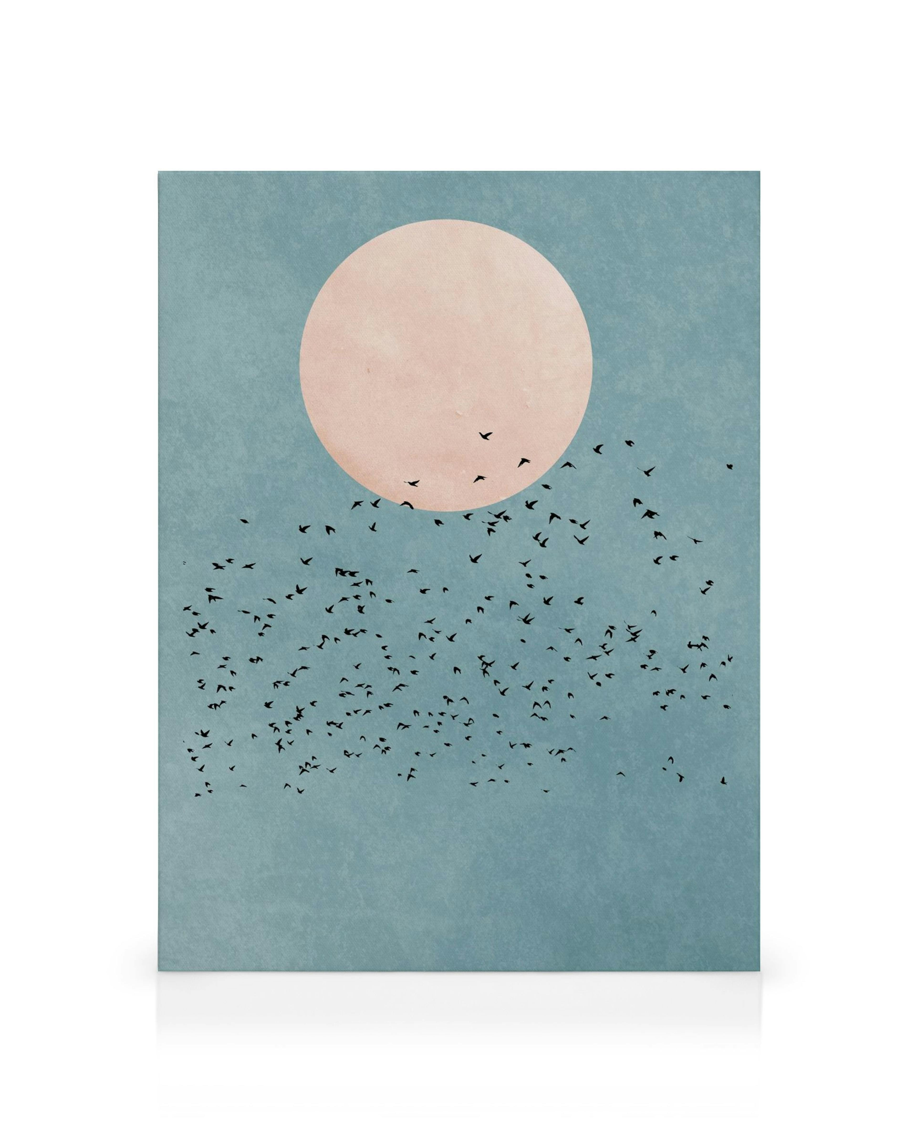 Grafische Illustration eines pinken Mondes vor blauem Himmel mit einem Schwarm schwarzer Vögel.