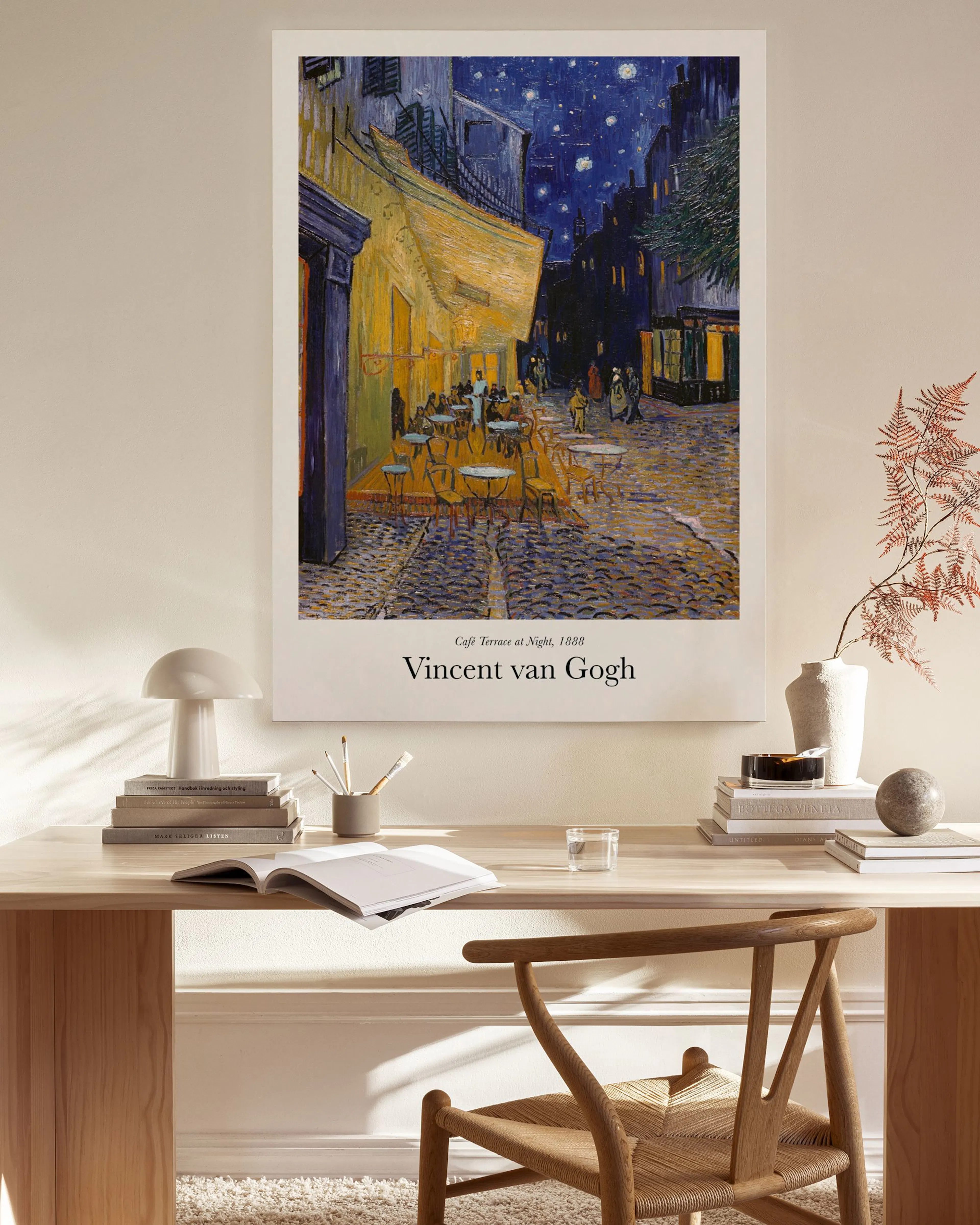 Leinwandbild von Van Goghs Caféterrasse bei Nacht in einem modernen Wohnzimmer über einem Sideboard.