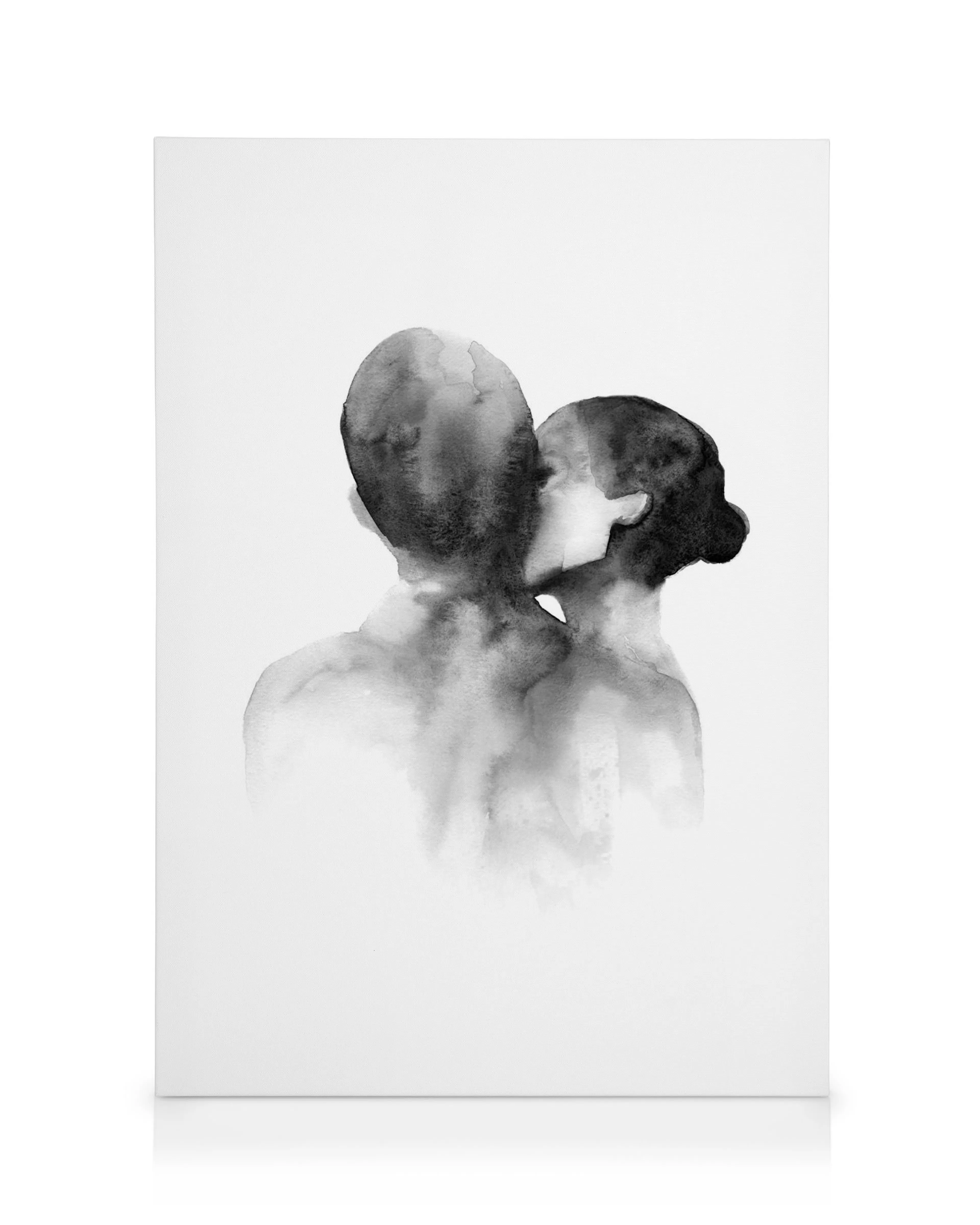 Schwarz-weiße Aquarell-Leinwand mit einer Frau, die einen Mann auf die Wange küsst, in zarten Grautönen.