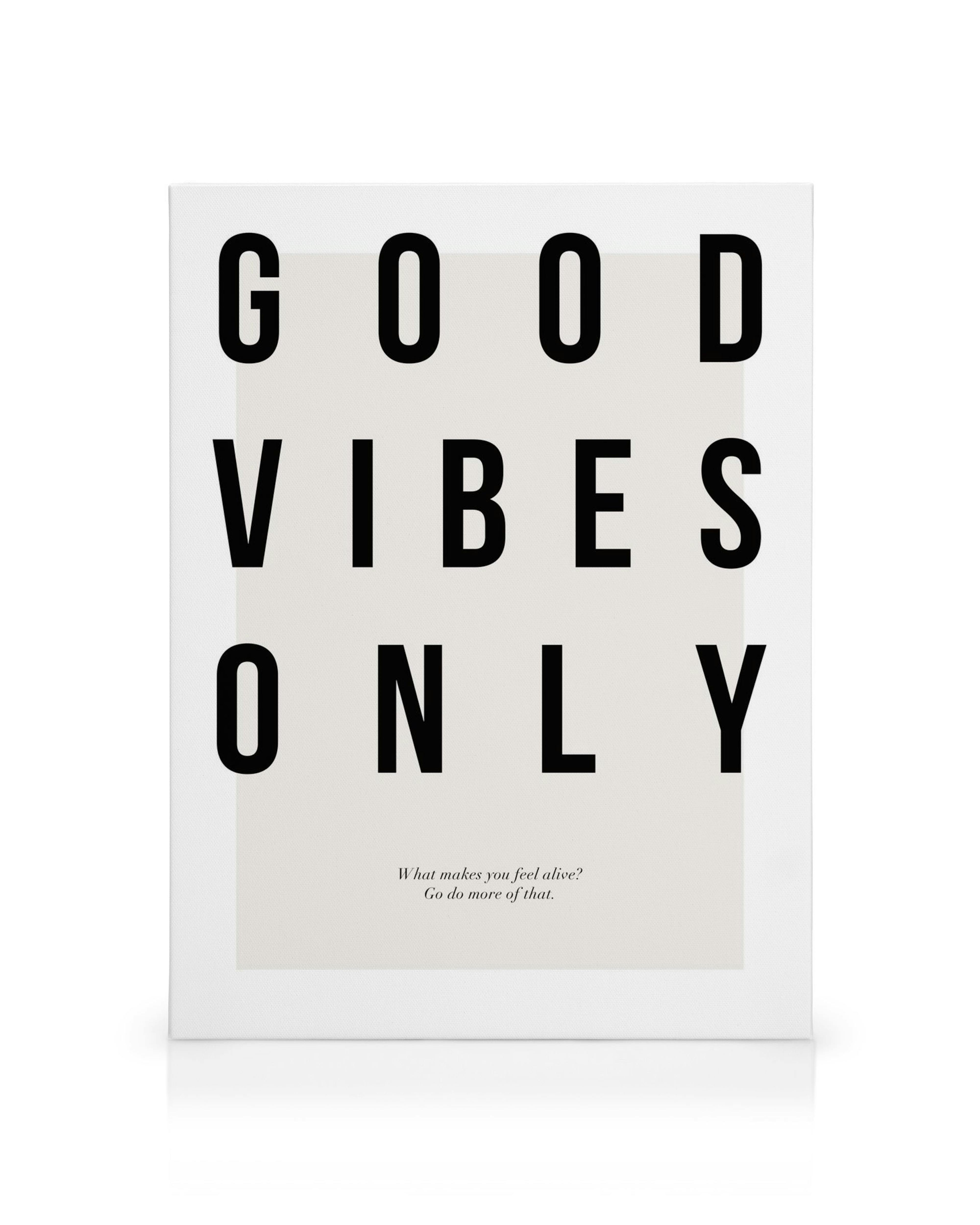 Obraz na plátne s čiernym textom Good Vibes Only a motivačným citátom na béžovom pozadí.
