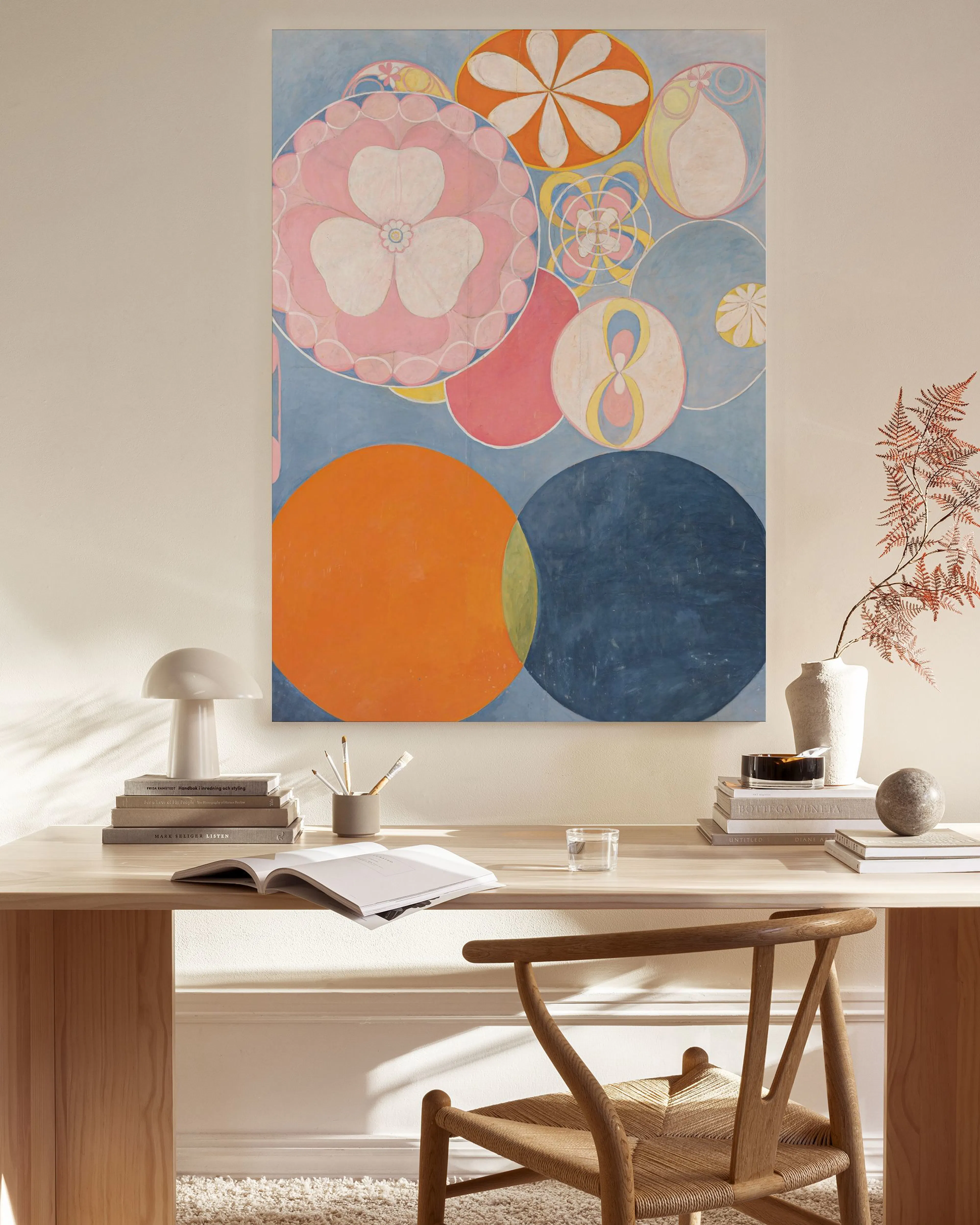 Leinwandbild mit bunten, organischen Kreisen und blütenähnlichen Formen, an einer hellen Wand über einem Sideboard in einem Wohn
