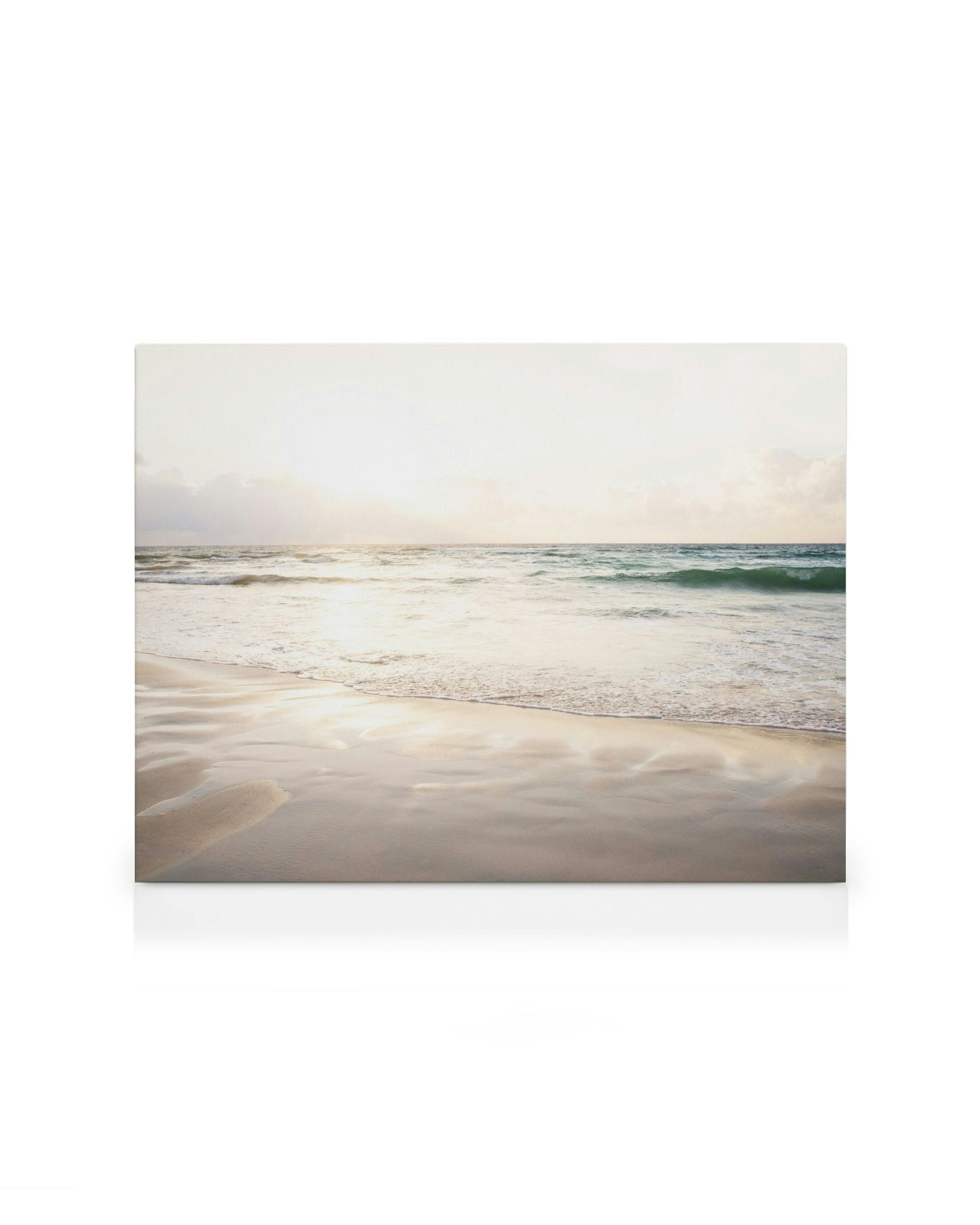 Stampa su tela minimalista di spiaggia con sabbia, onde gentili e cielo tenue. Colori tenui blu, bianco e marrone chiaro.