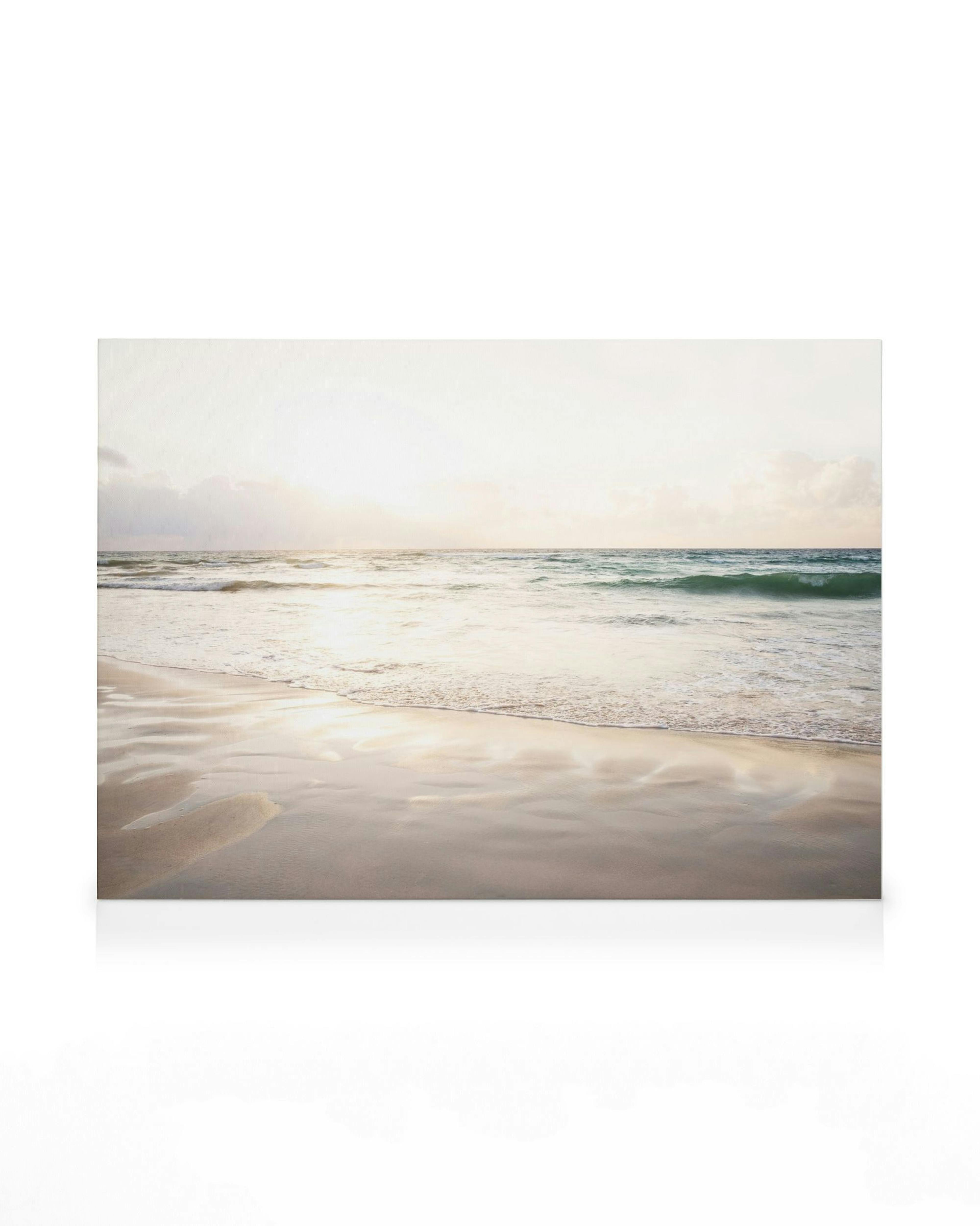 Toile minimaliste dune scène de plage paisible, vagues douces et ciel pâle. Nuances de bleu, blanc et beige. Toile Origins of Ev