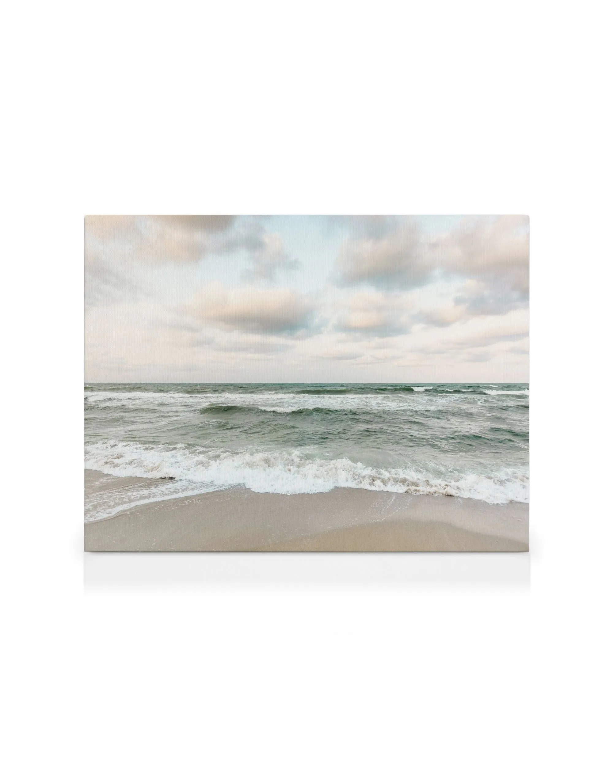 Stampa su tela di onde verde giada che si infrangono su una spiaggia sabbiosa, cielo nuvoloso beige pallido sullo sfondo.
