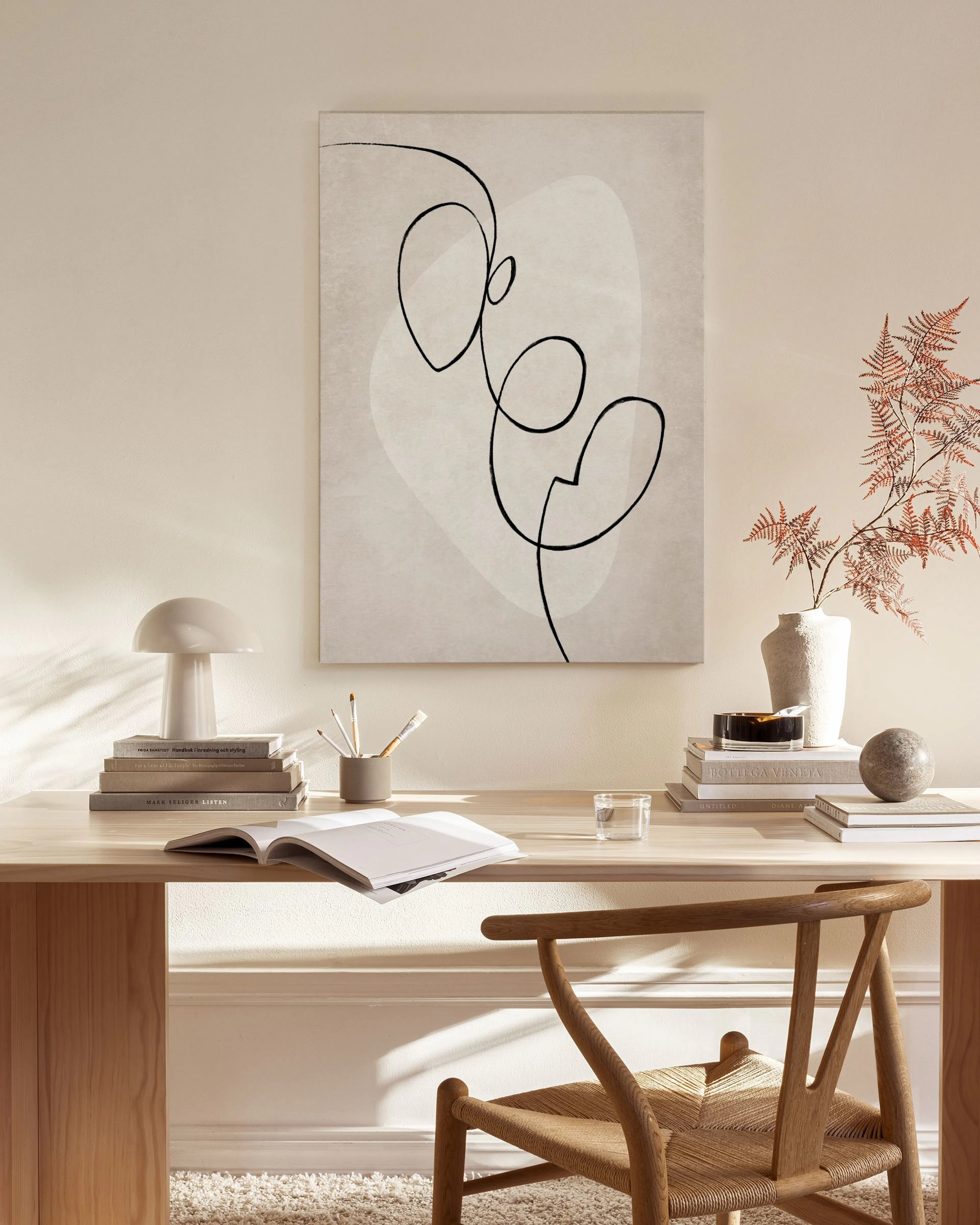 Canvas met zwarte organische lijntekeningen en een witte abstracte vorm op een lichtgrijze achtergrond.