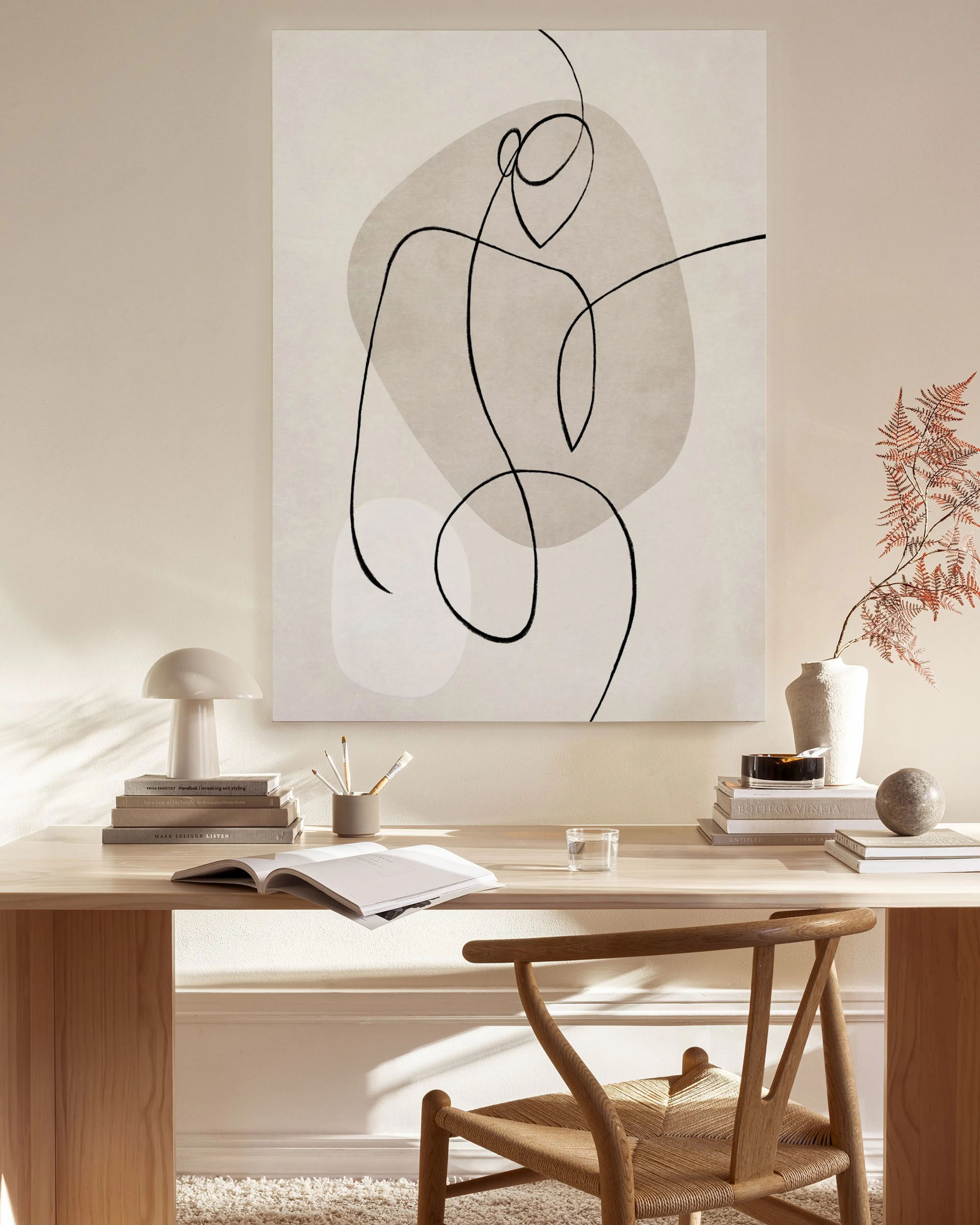 Toile murale décorative avec silhouette abstraite beige et lignes noires, accrochée au-dessus dun banc en bois dans un salon mod