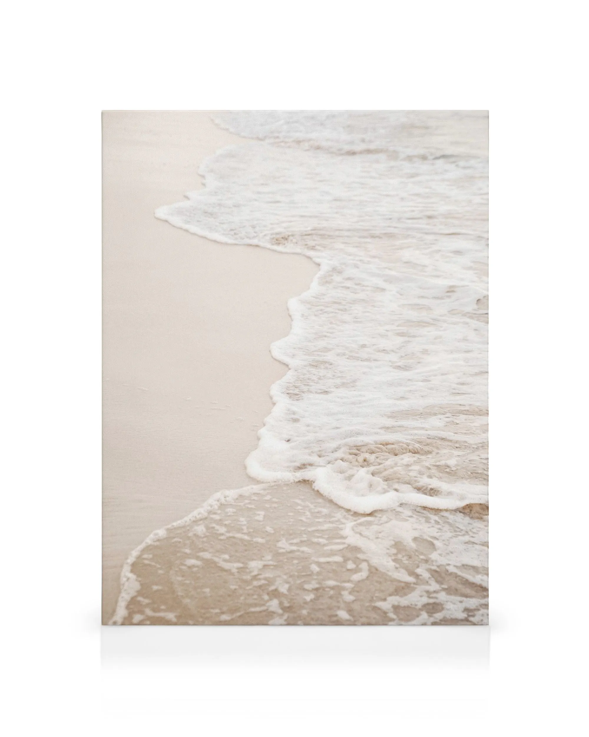 Canvas van zandstrand met golvende witte schuimende golven, een rustgevend landschapskunstwerk.