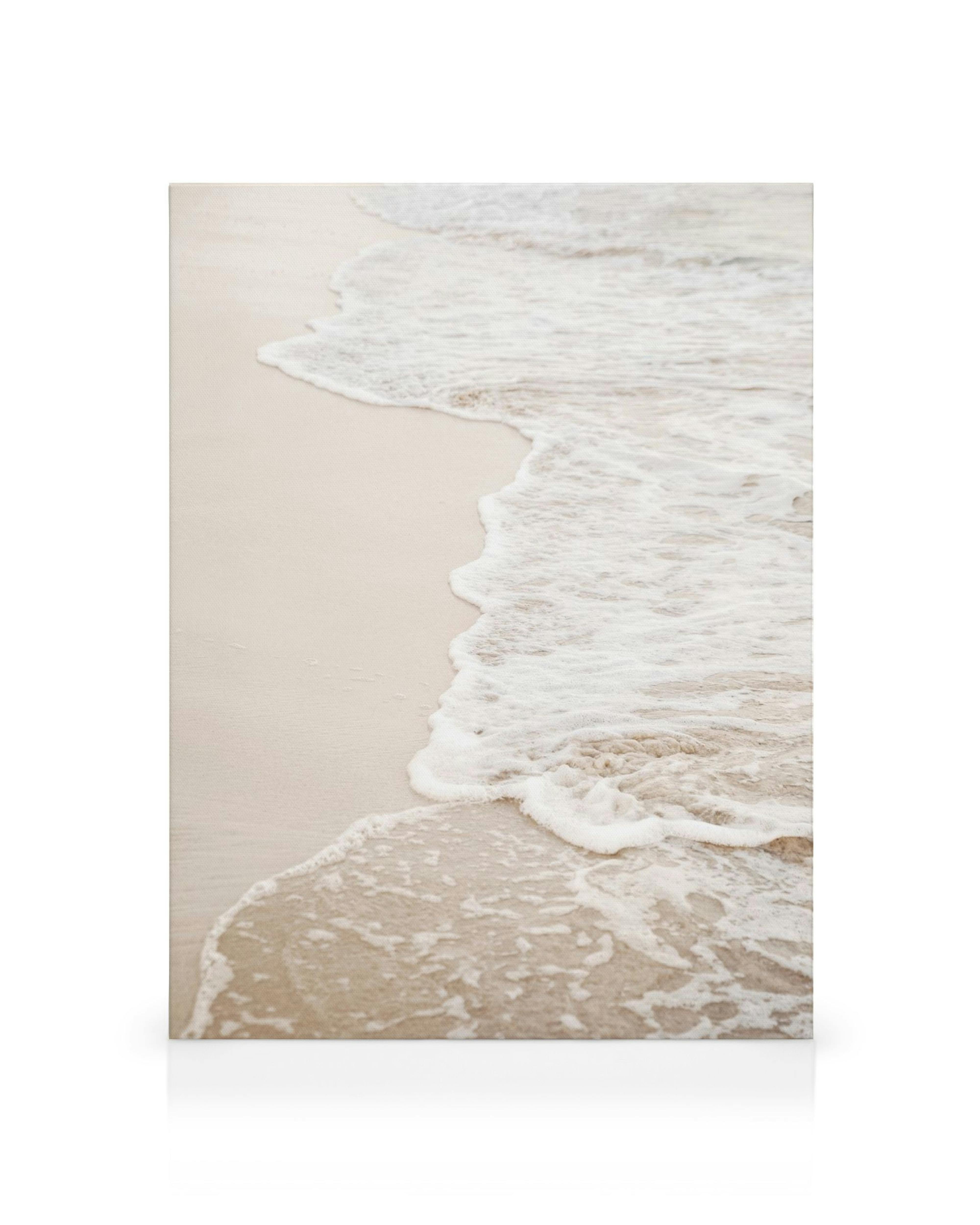 Toile de plage avec sable beige et vague écumeuse, art paysager doux.