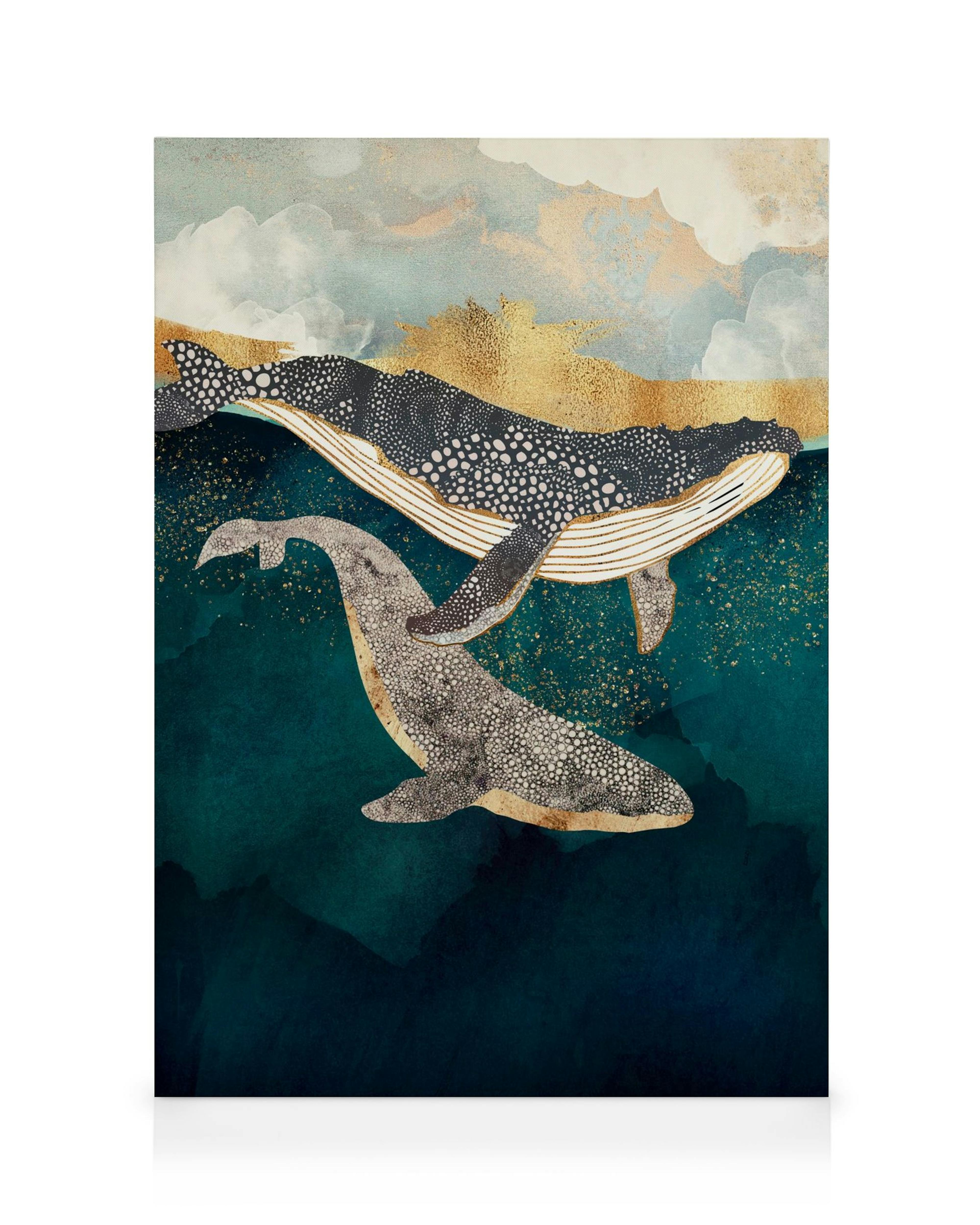 Toile avec deux baleines à motifs nageant dans une mer bleue, ciel doré et nuages blancs, stylisation graphique