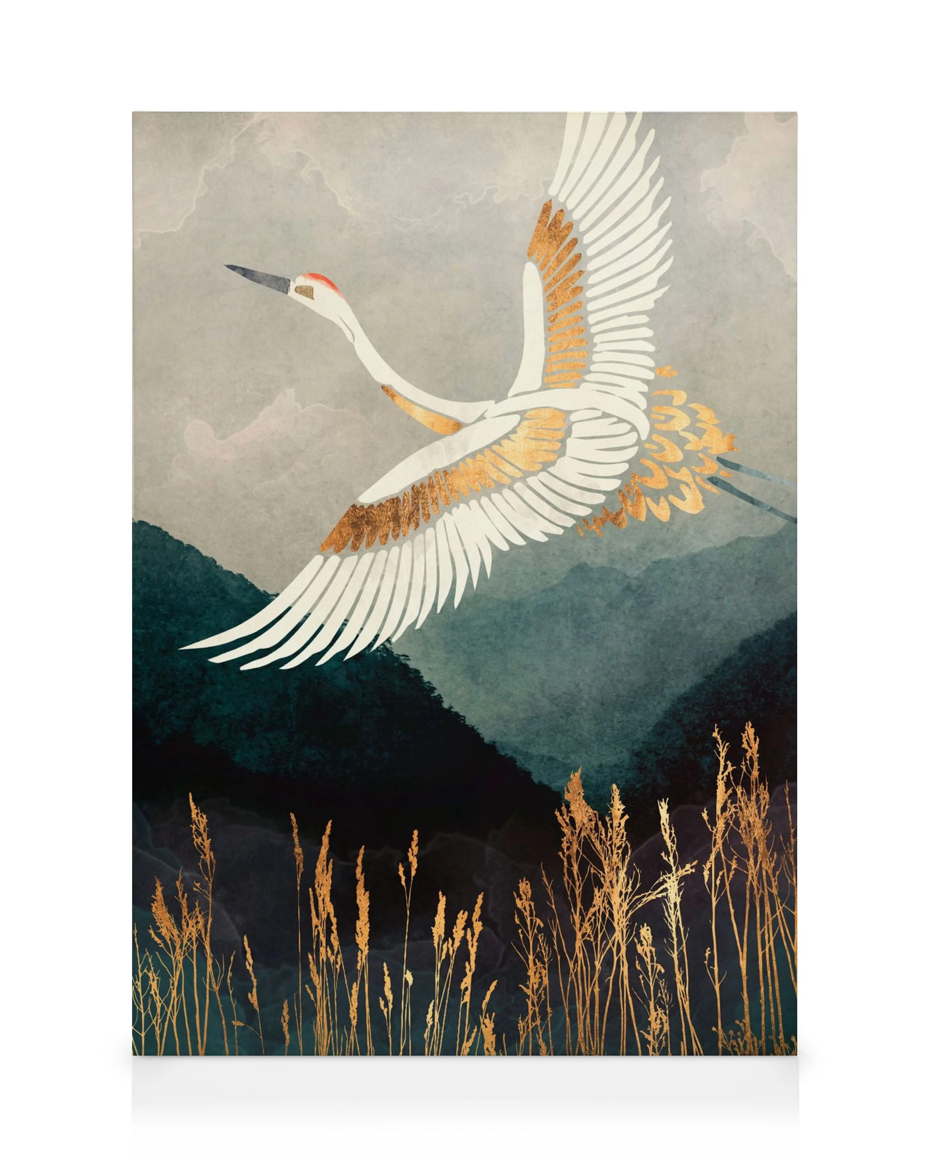 Grafische Illustration eines weißen Kranichs mit goldenen Flügeln, der über dunkle Berge und goldenes Gras fliegt.