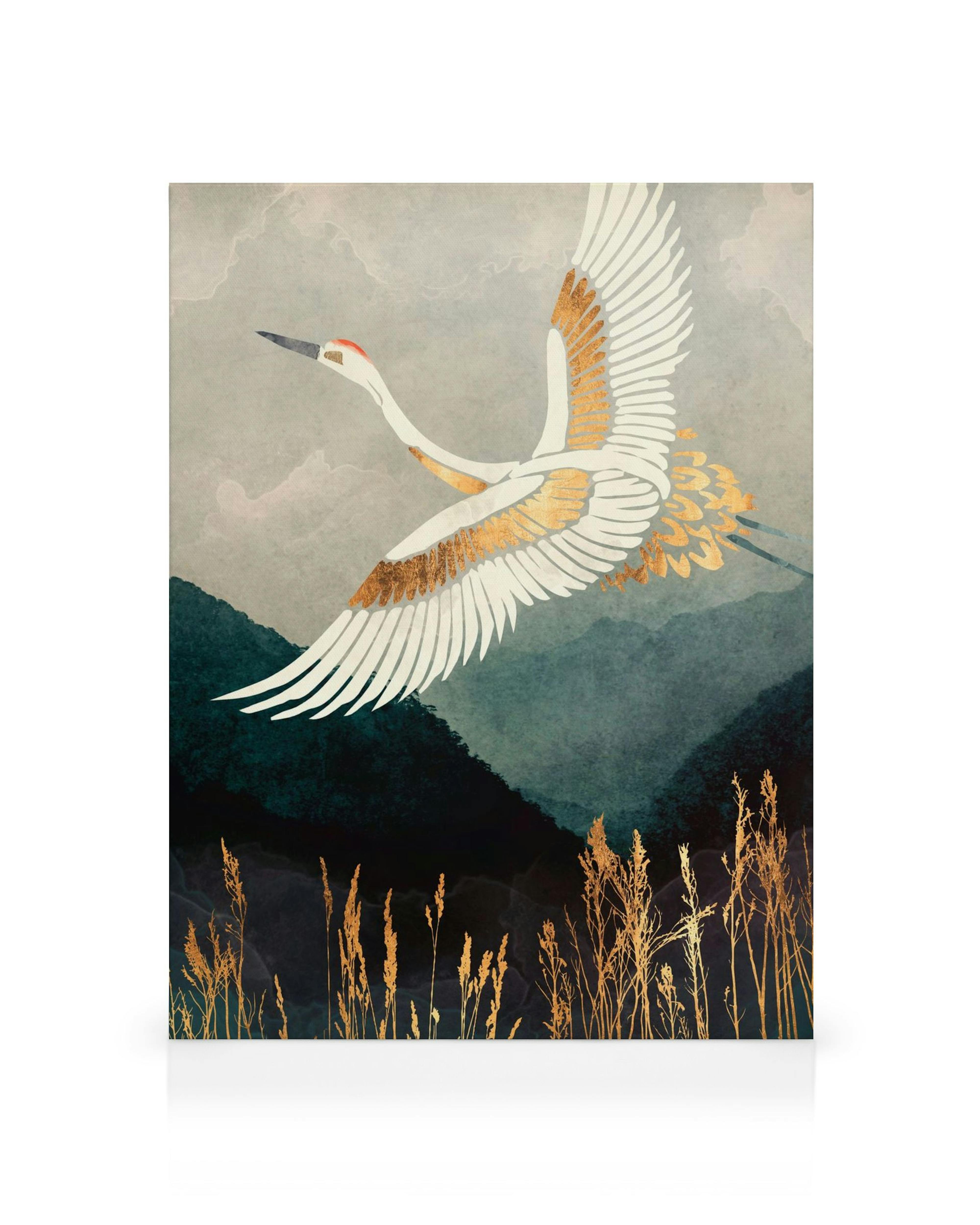 Toile élégante dun oiseau blanc aux reflets dorés volant au-dessus de collines et de hautes herbes sous un ciel nuageux.