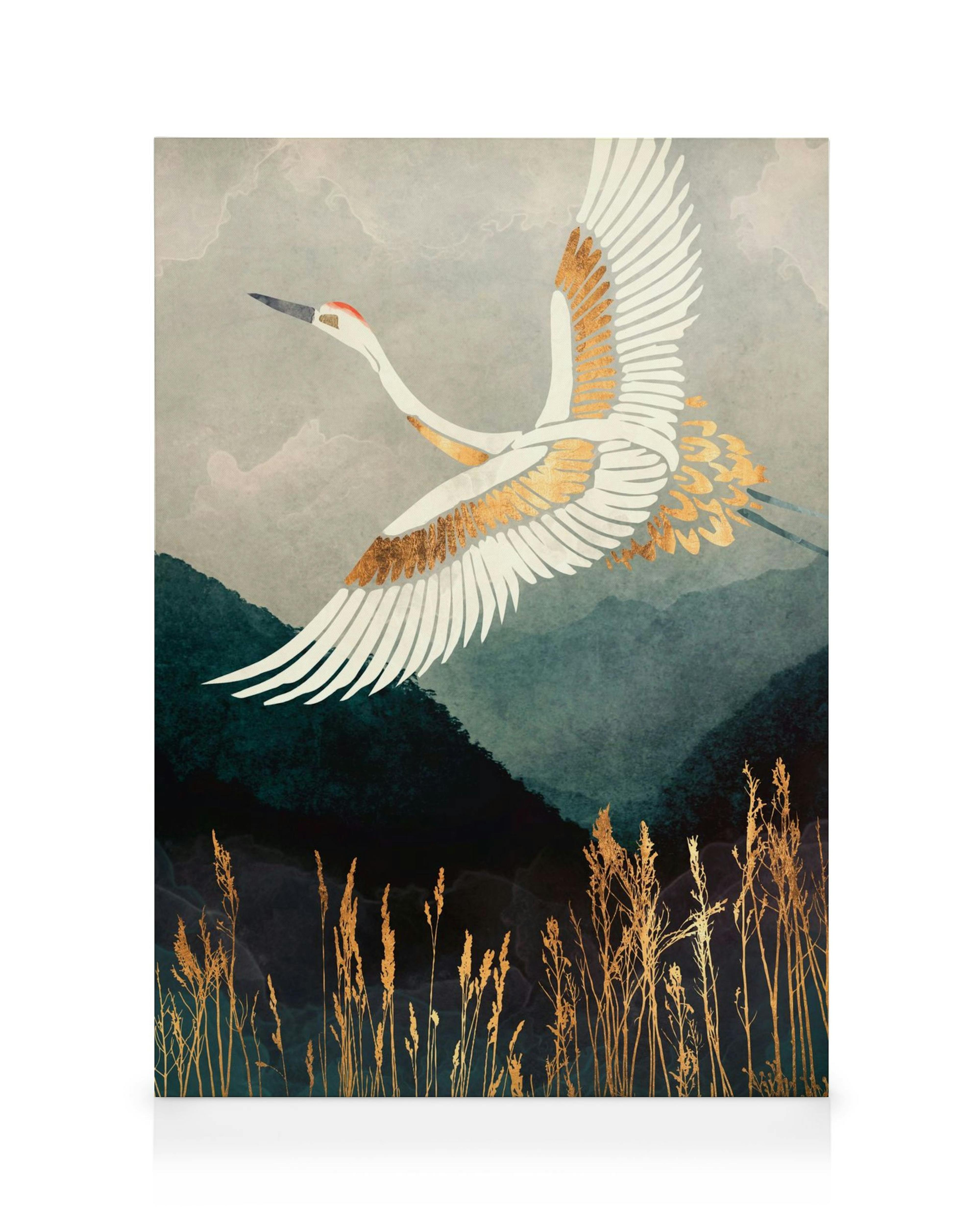 Toile de paysage avec un oiseau blanc aux détails dorés volant au-dessus de collines sombres et de plantes dorées sous un ciel g