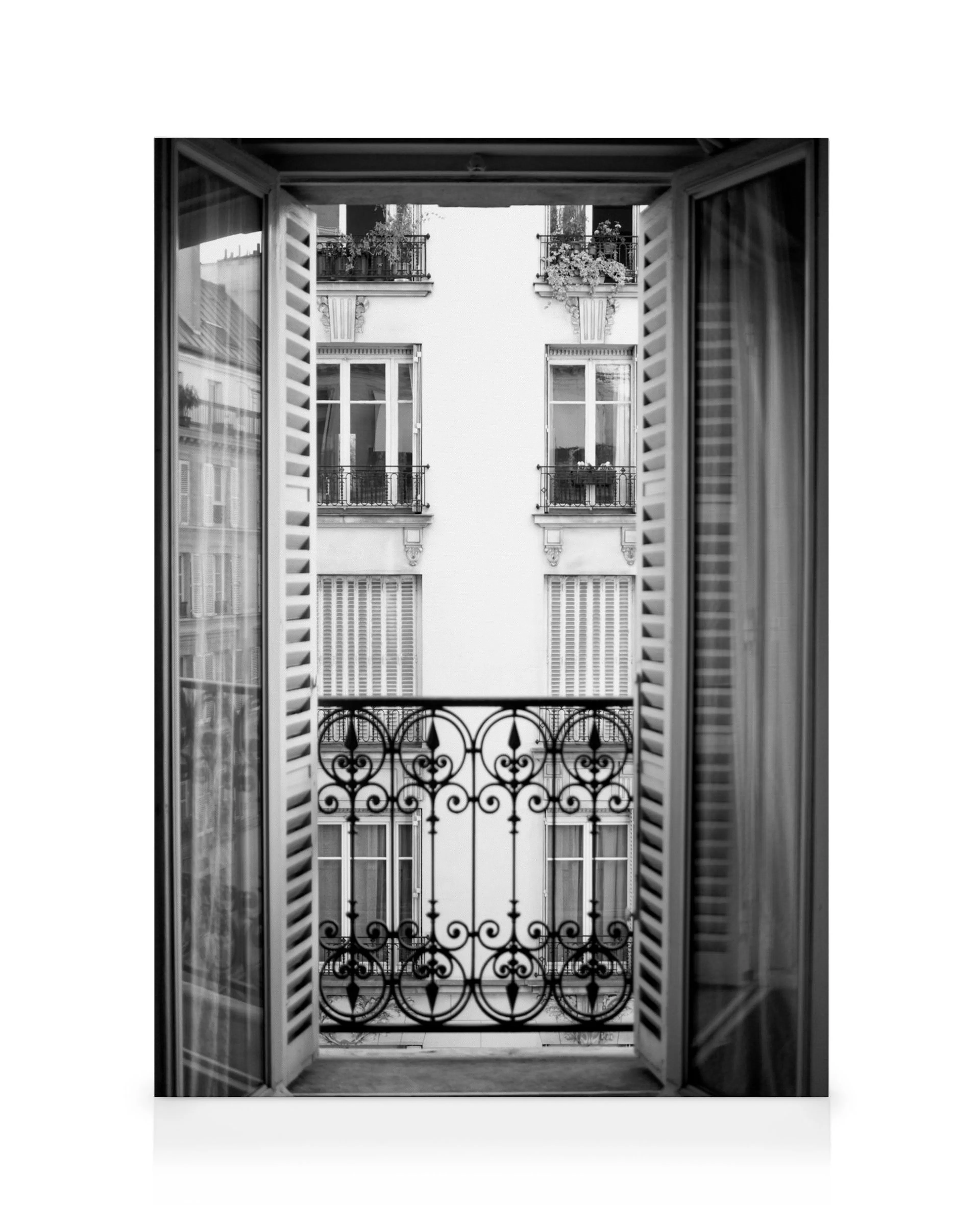 Zwart-wit canvas van een open raam met smeedijzeren Parijs balkon en luiken, symmetrisch uitzicht op gebouwgevel.