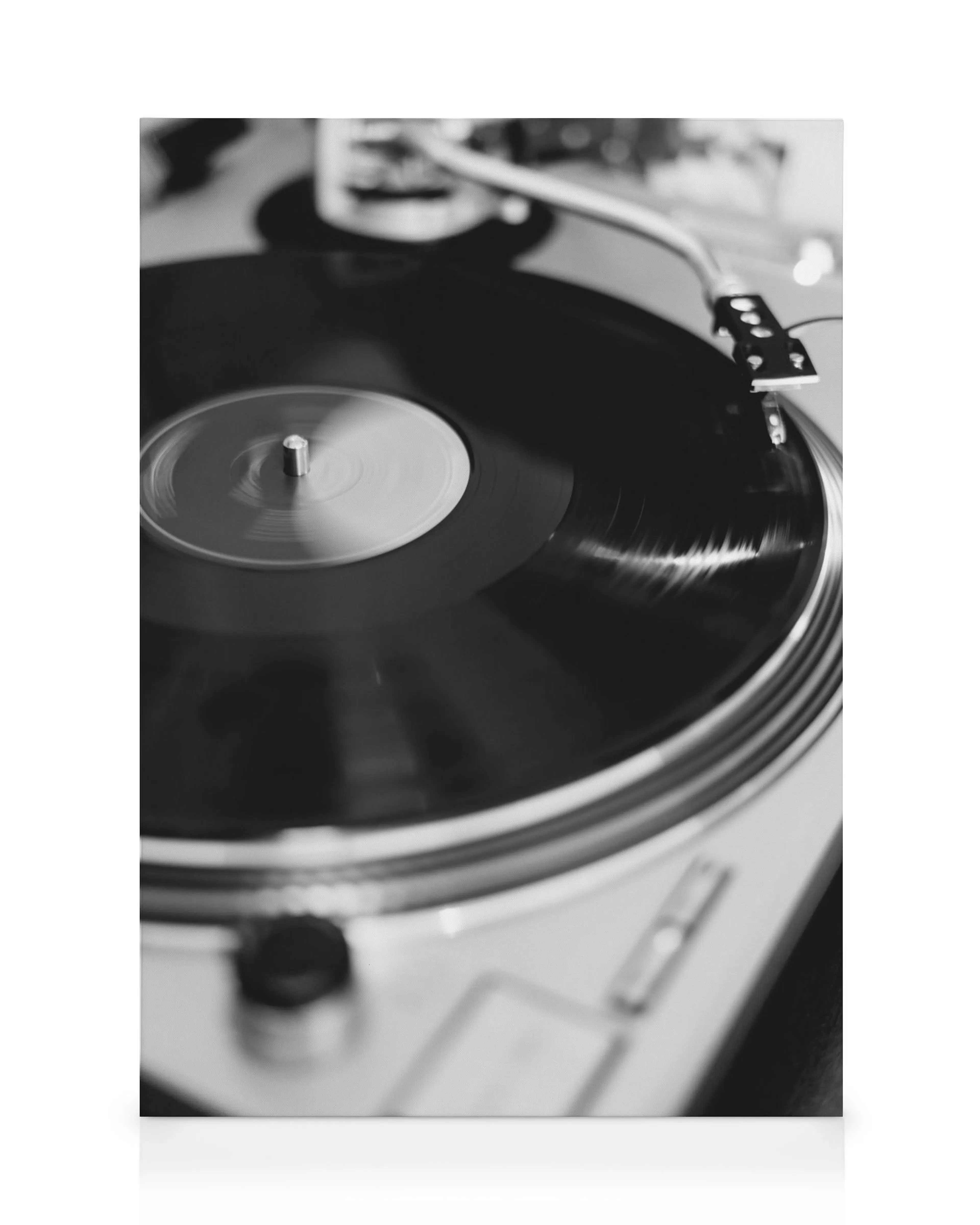 Toile noire et blanche dun disque vinyle tournant sur une platine, avec un effet de mouvement pour le disque.