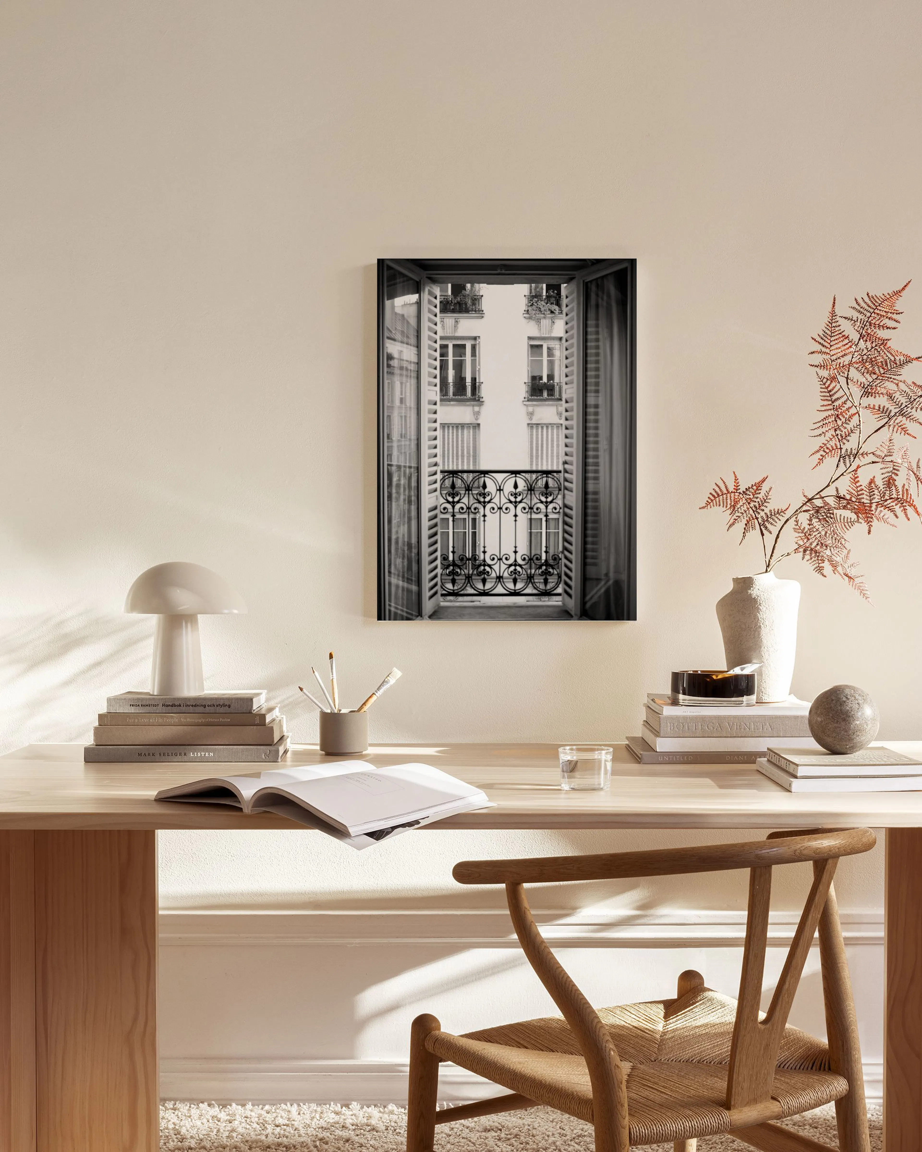 Zwart-wit canvas van een open raam met luiken, uitkijkend op een Parijs gebouw met balkon en sierlijk hekwerk.