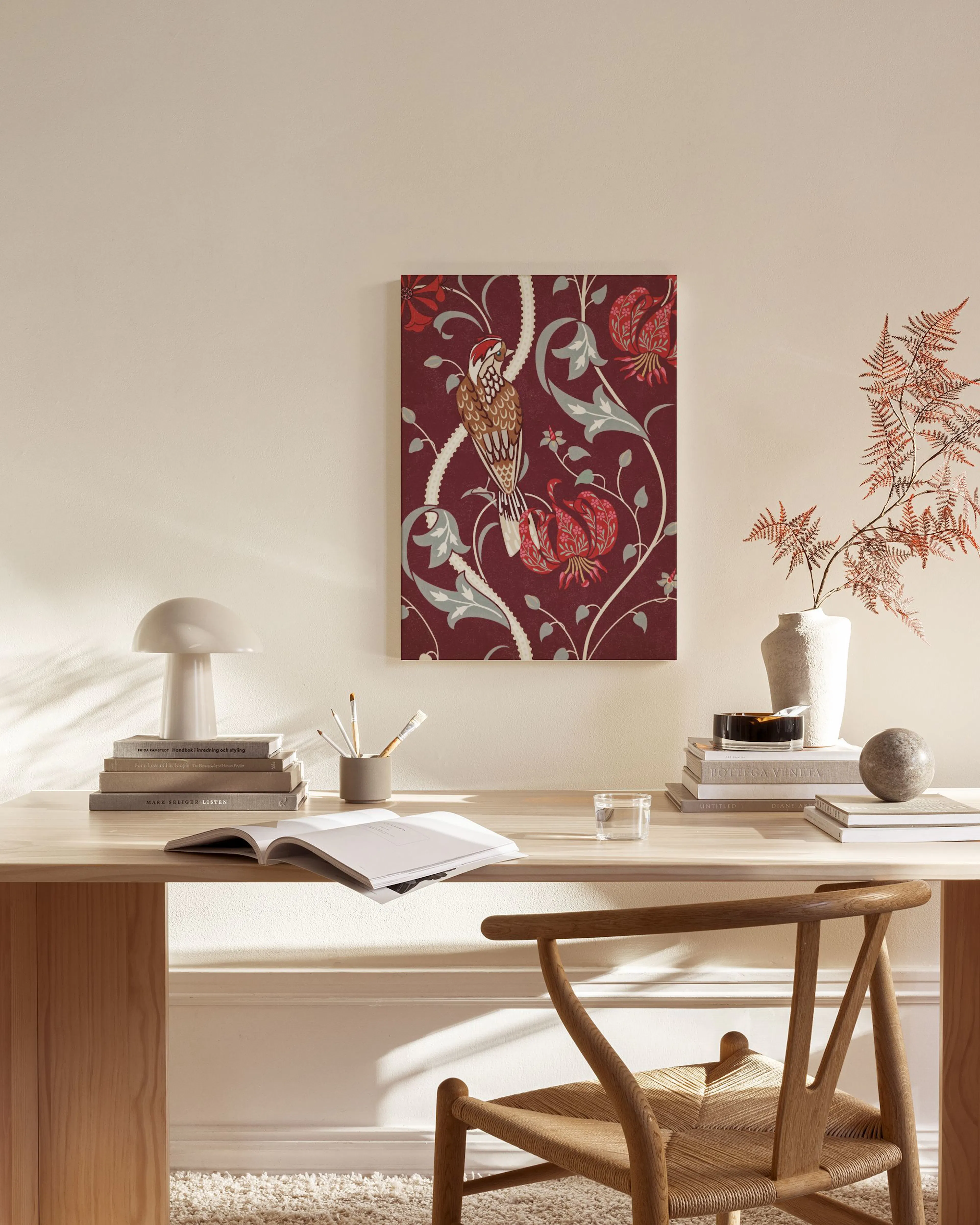 Leinwandbild mit rotem Vogel und floralem Muster, über einem Sideboard in einem modernen Wohnzimmer.