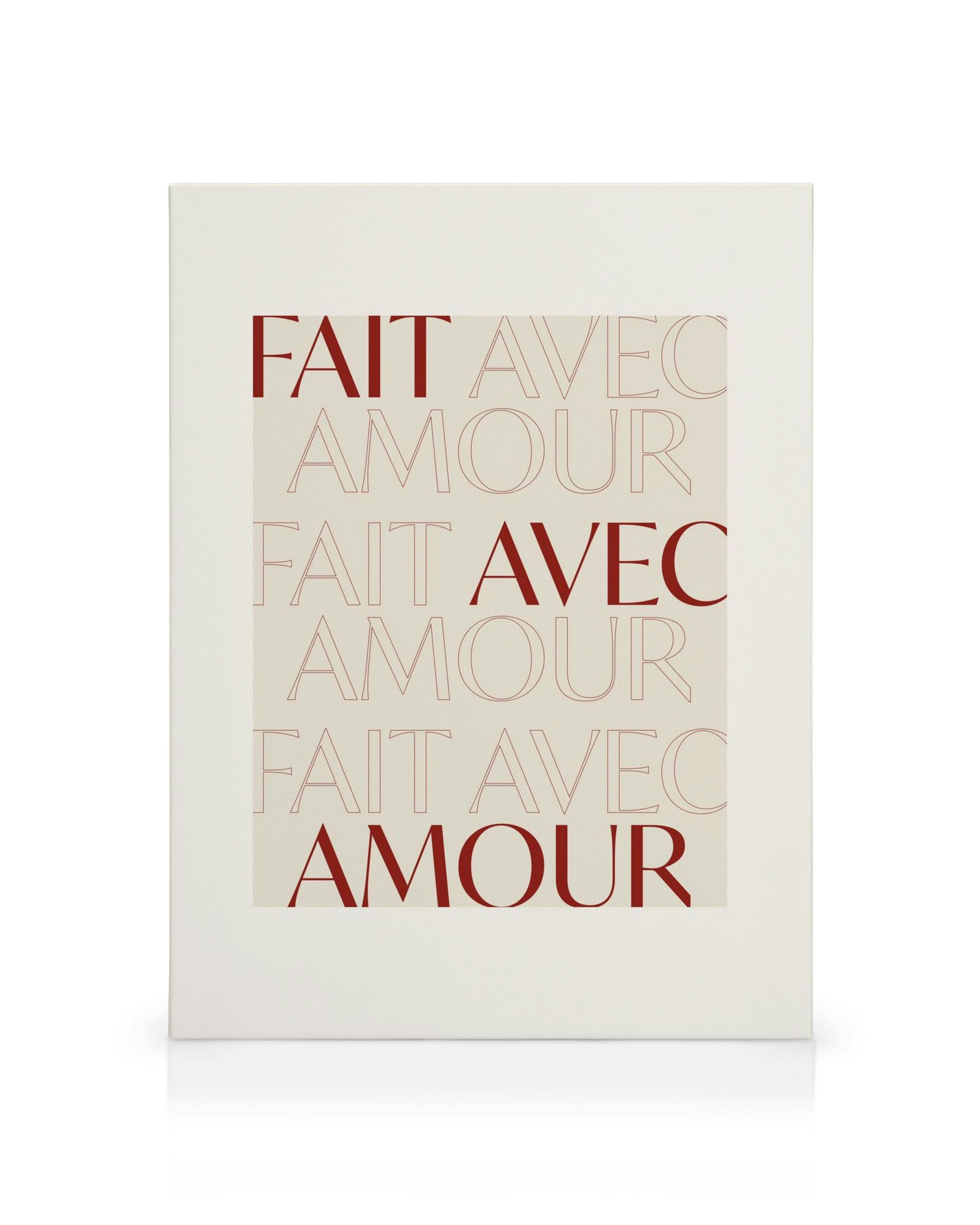 Lienzo blanco con Fait Avec Amour en rojo y contorno beige, texto repetido en un patrón vertical.