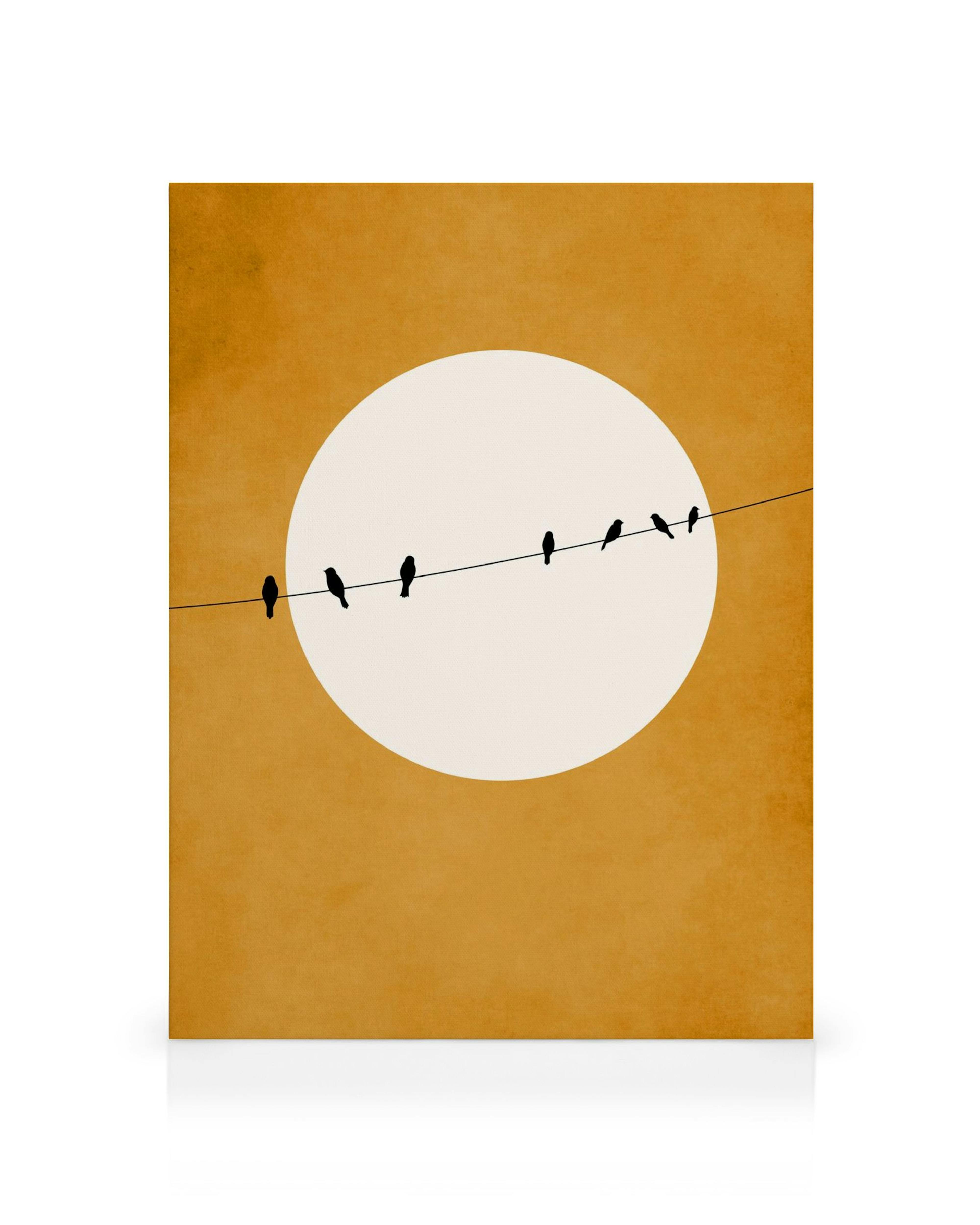 Lerretsbilde med svarte fugler på en ledning, foran en stor hvit sirkel i midten, på en varm sepiafarget bakgrunn.
