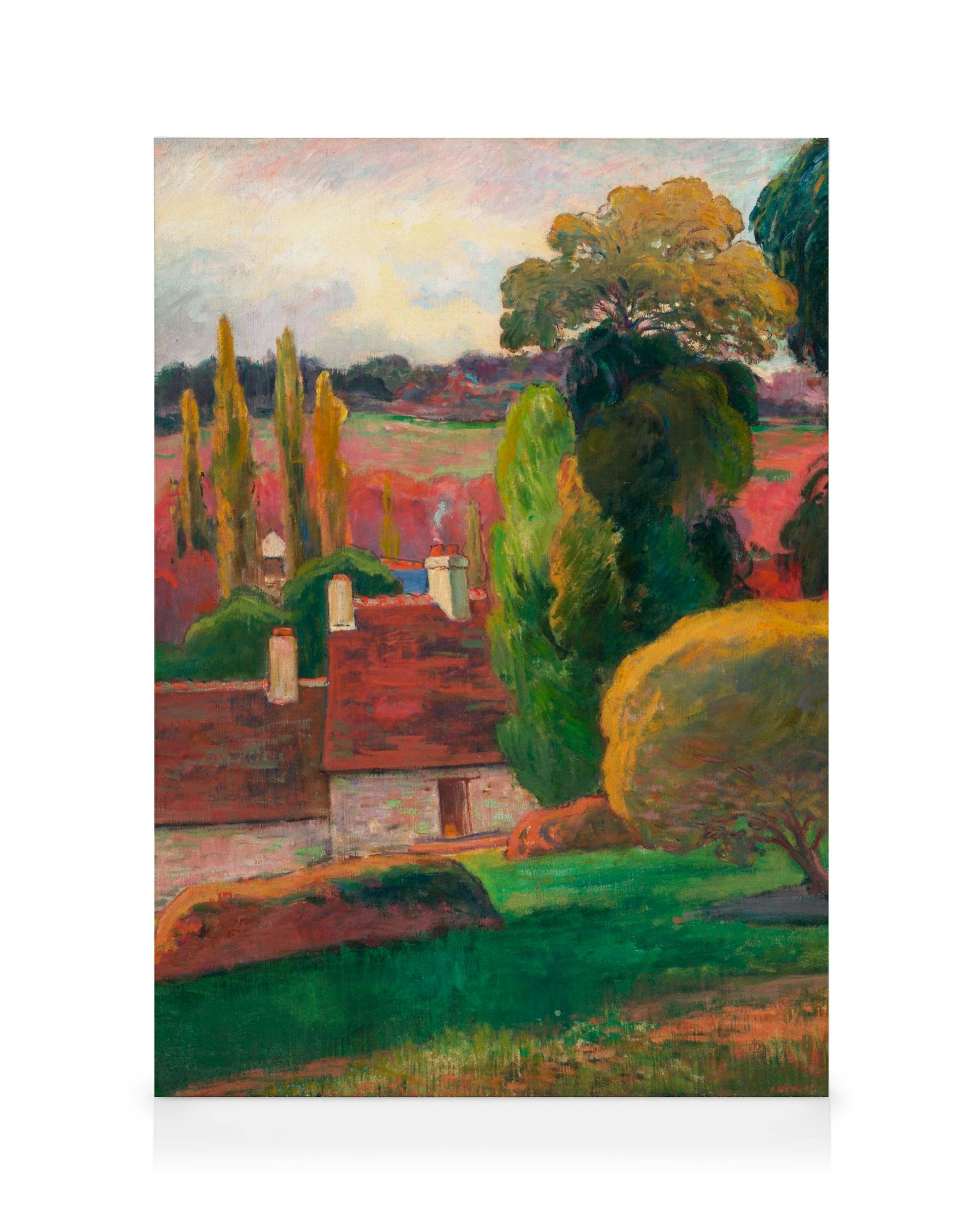 Gauguin oljemålning av bondgård i Bretagne. Rött tak, gröna träd, gul himmel och fält i varma färger.