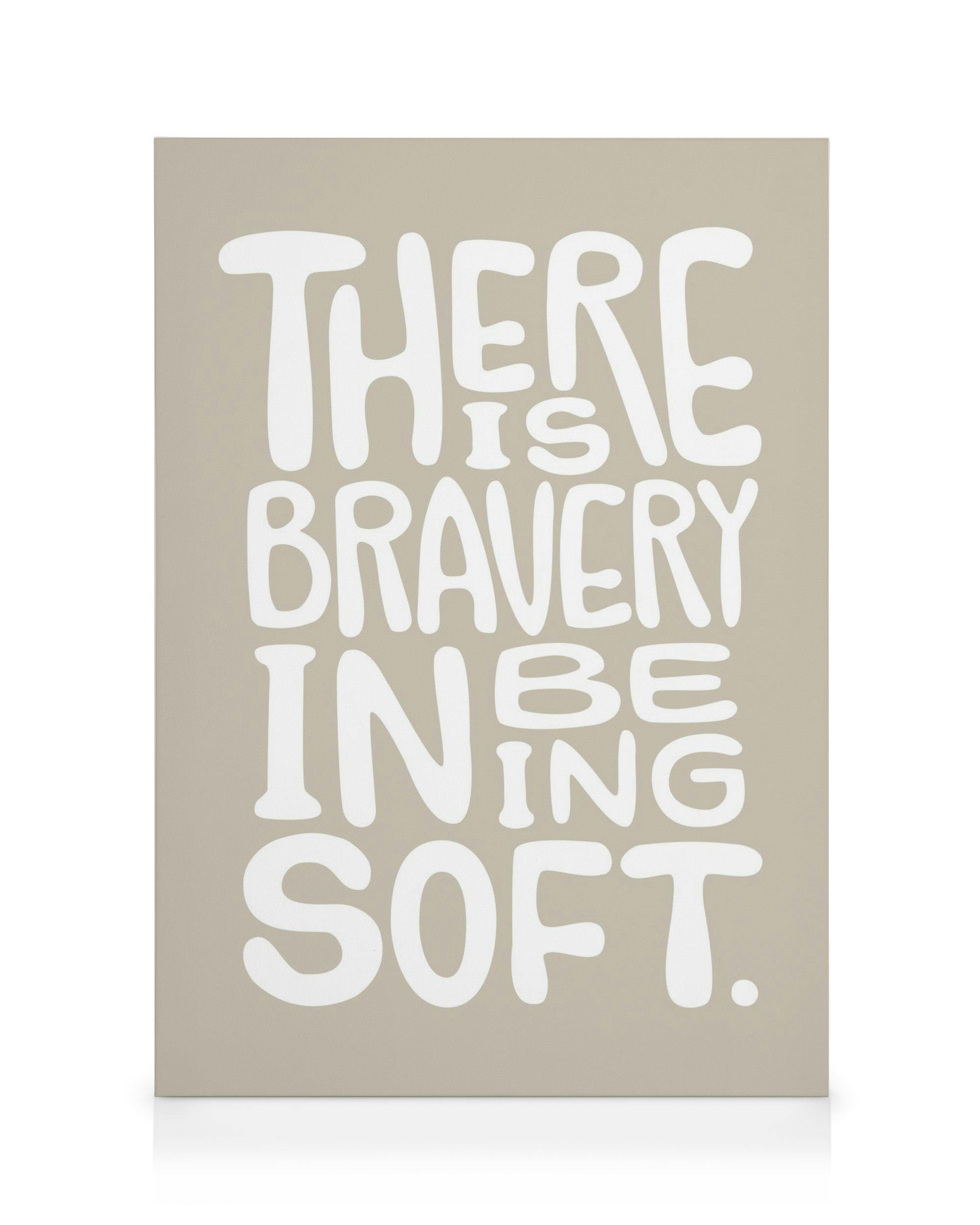 Leinwandbild Bravery in Being Soft mit weißem Text auf beigem Hintergrund, inspirierender Spruch, moderne Schrift.