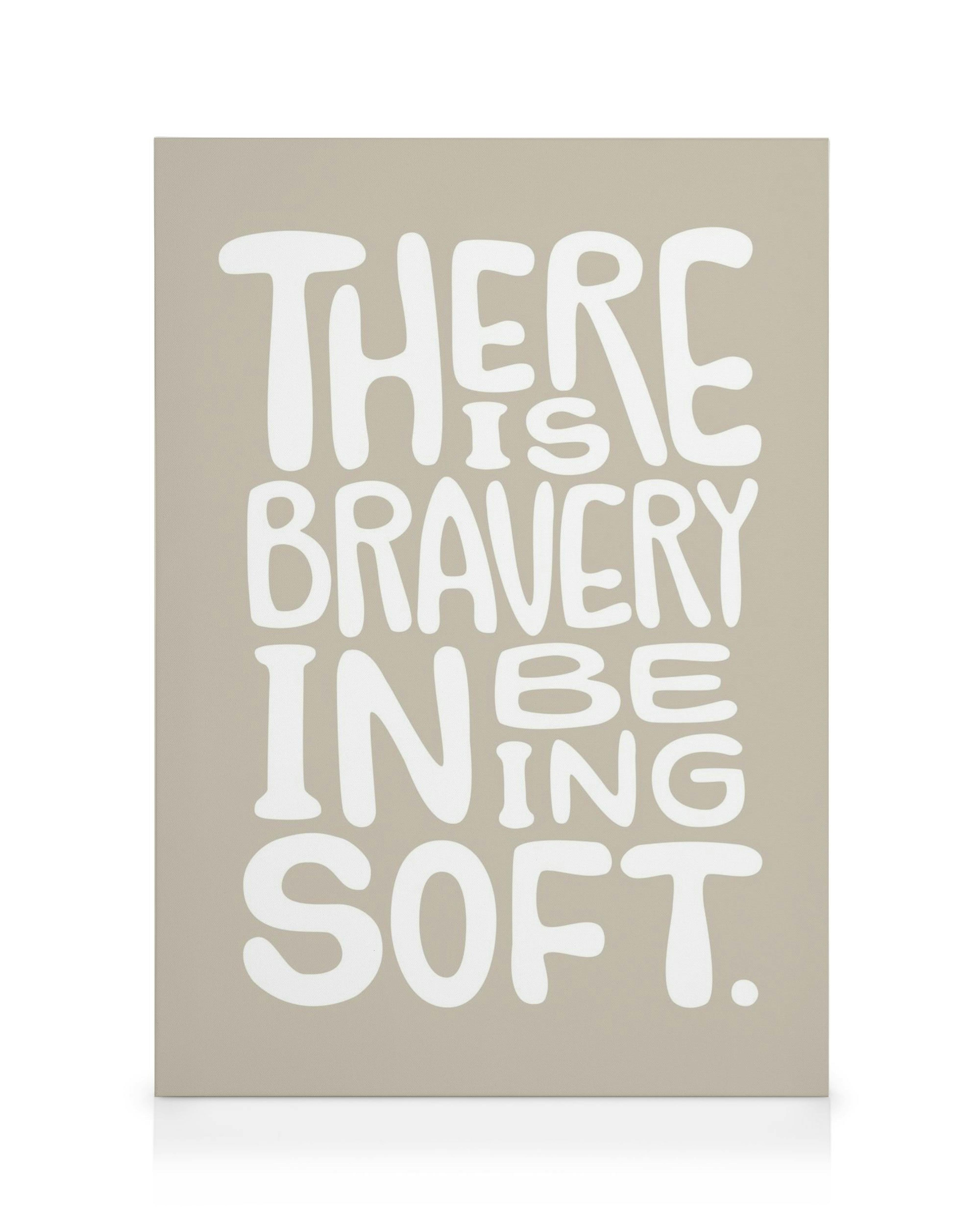 Leinwandbild Bravery in Being Soft mit weißem Text auf beigem Hintergrund, inspirierender Spruch, moderne Schrift.