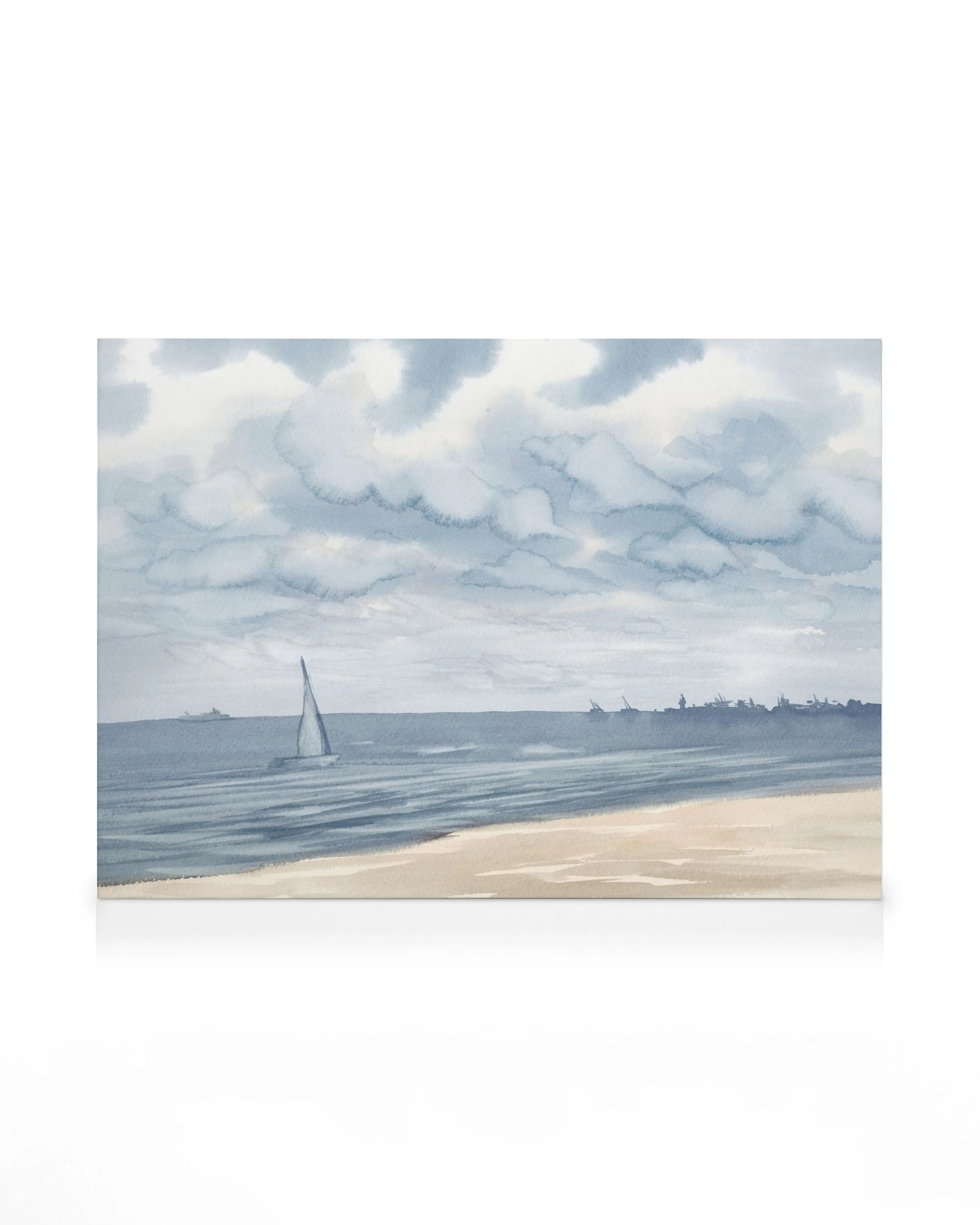 Aquarell-Leinwandbild mit Segelboot auf ruhigem Meer vor einem beigefarbenen Strand unter einem bewölkten Himmel.