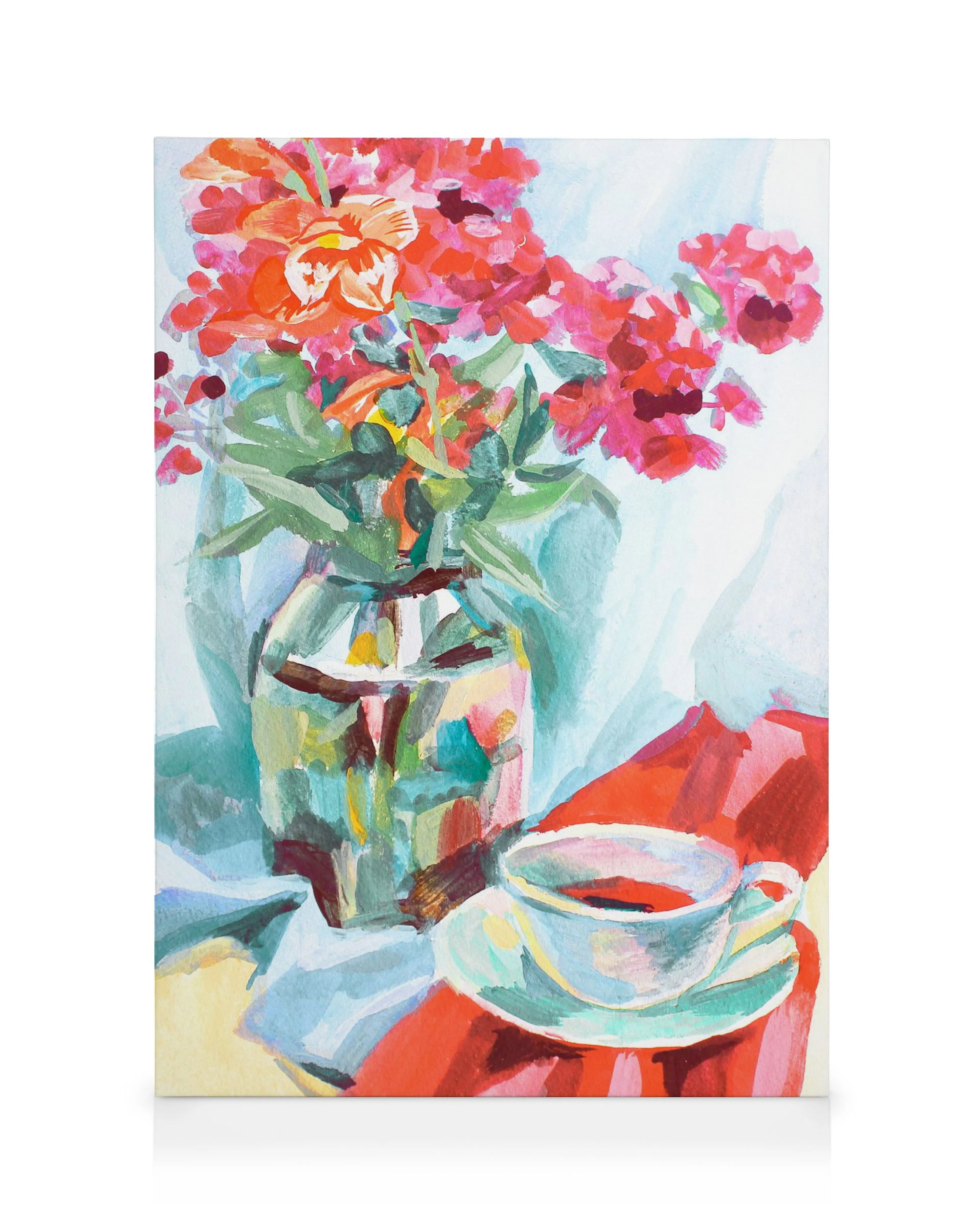 Abstrakt blomstermålning i akvarell, röd, rosa och orangea pioner med gröna blad i en vas, bredvid en kaffekopp på ett rött tygs